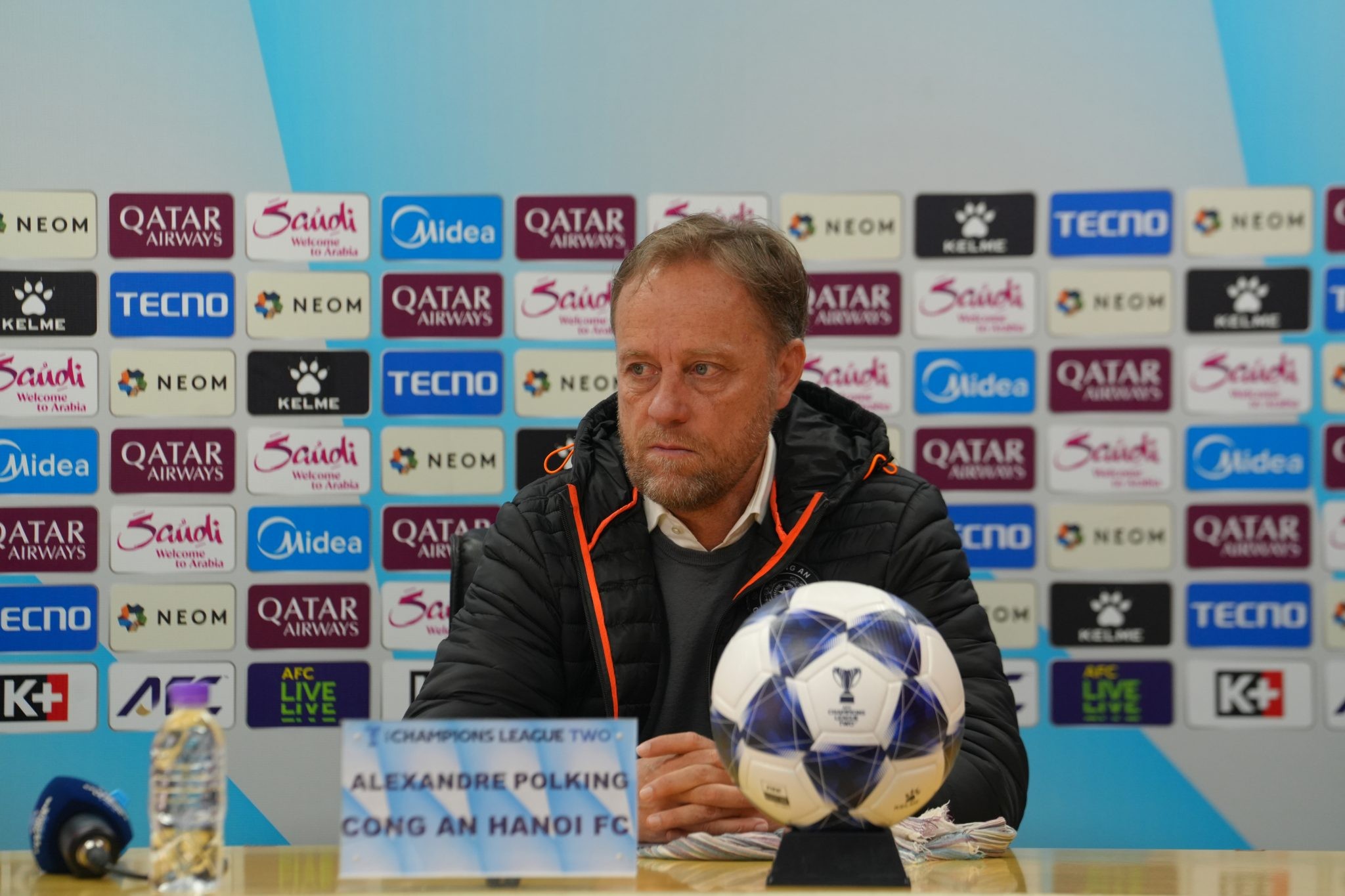 HLV trưởng Công an Hà Nội FC - Mano Polking phát biểu tại buổi họp báo