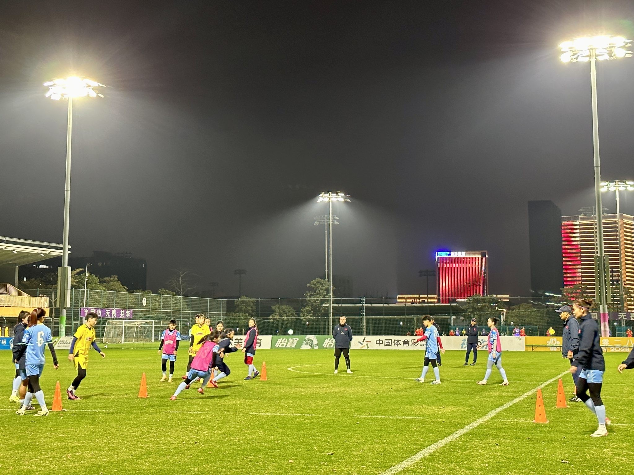 Các tuyển thủ nữ Việt Nam tích cực luyện tập tại Thâm Quyến, Trung Quốc