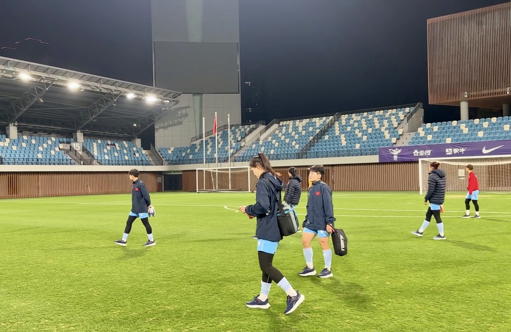 Đội tuyển nữ Việt Nam làm quen sân, chuẩn bị đá giao hữu với đội chủ nhà Trung Quốc