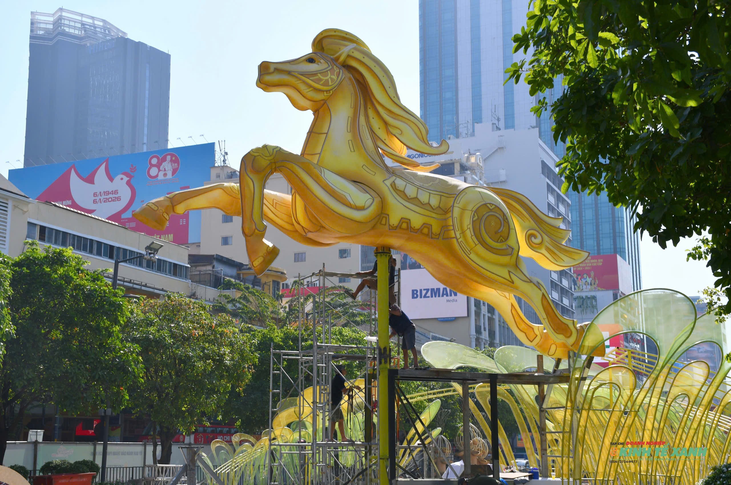 Linh vật ngựa chính của đường hoa cao 7m, dài 9m được đặt trên phần đế cao 11m, đang được chế tác, thi công nhiều tháng.