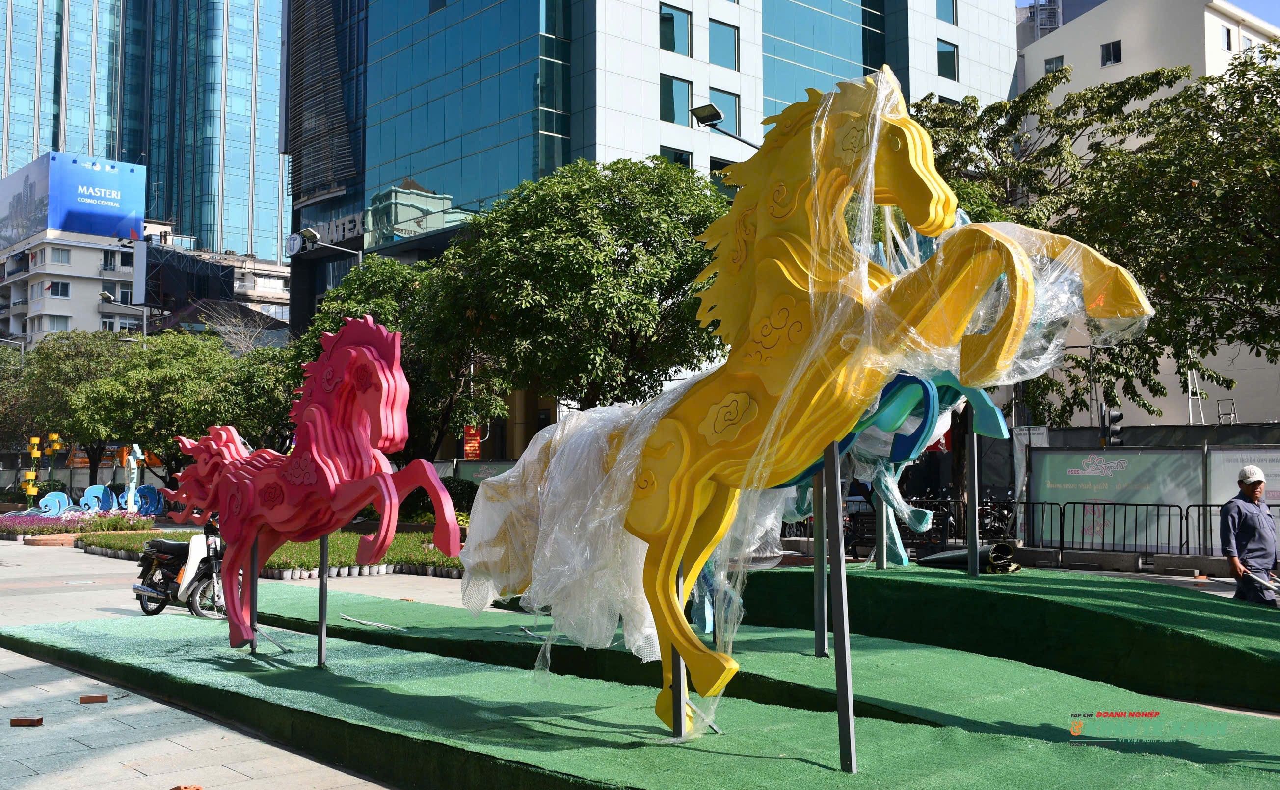 Linh vật ngựa nhỏ và cổng vòm của cụm đại cảnh mang tên “Giang sơn cẩm tú”.