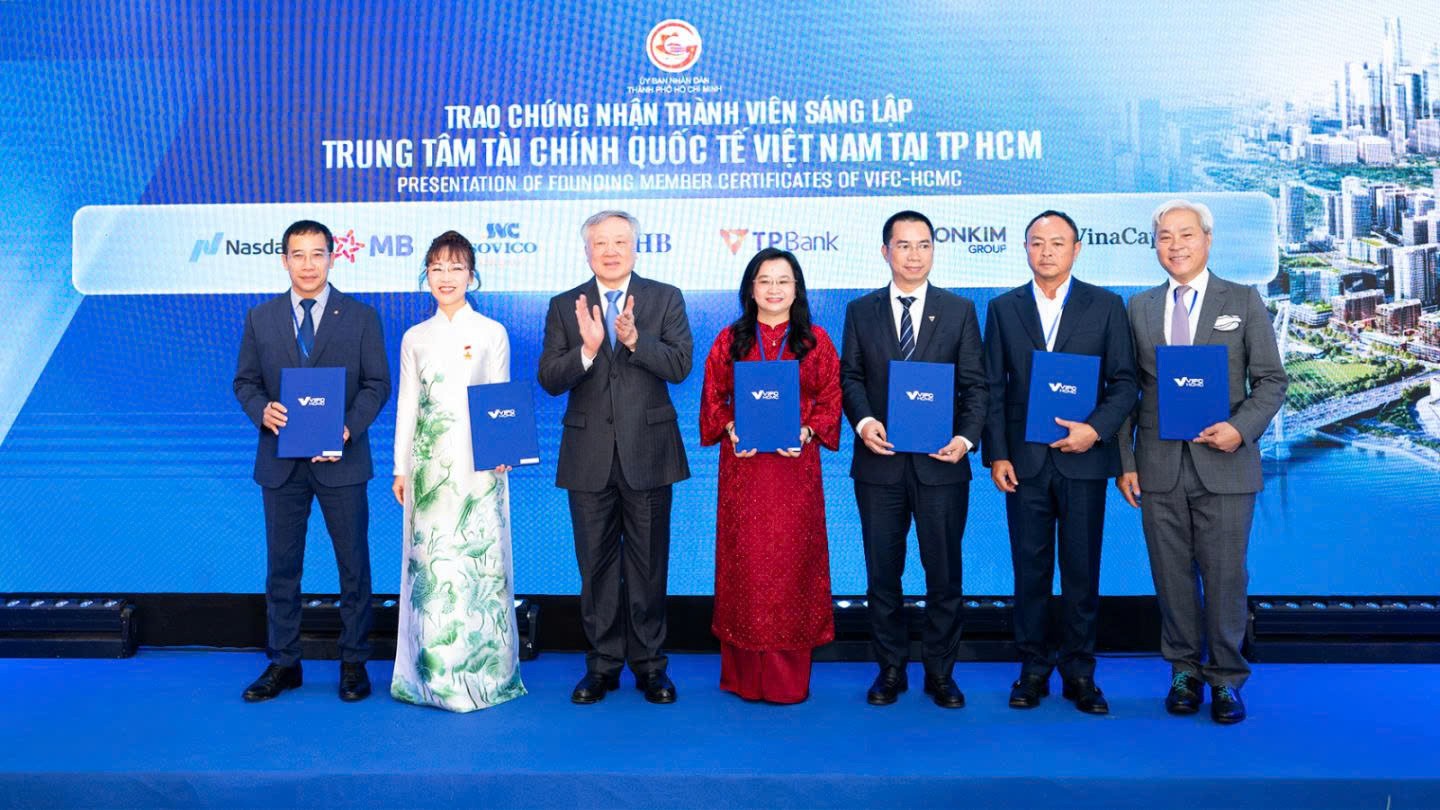 Đại diện SonKim Group vinh dự nhận chứng chỉ thành viên sáng lập tại buổi lễ ra mắt VIFC TP.HCM