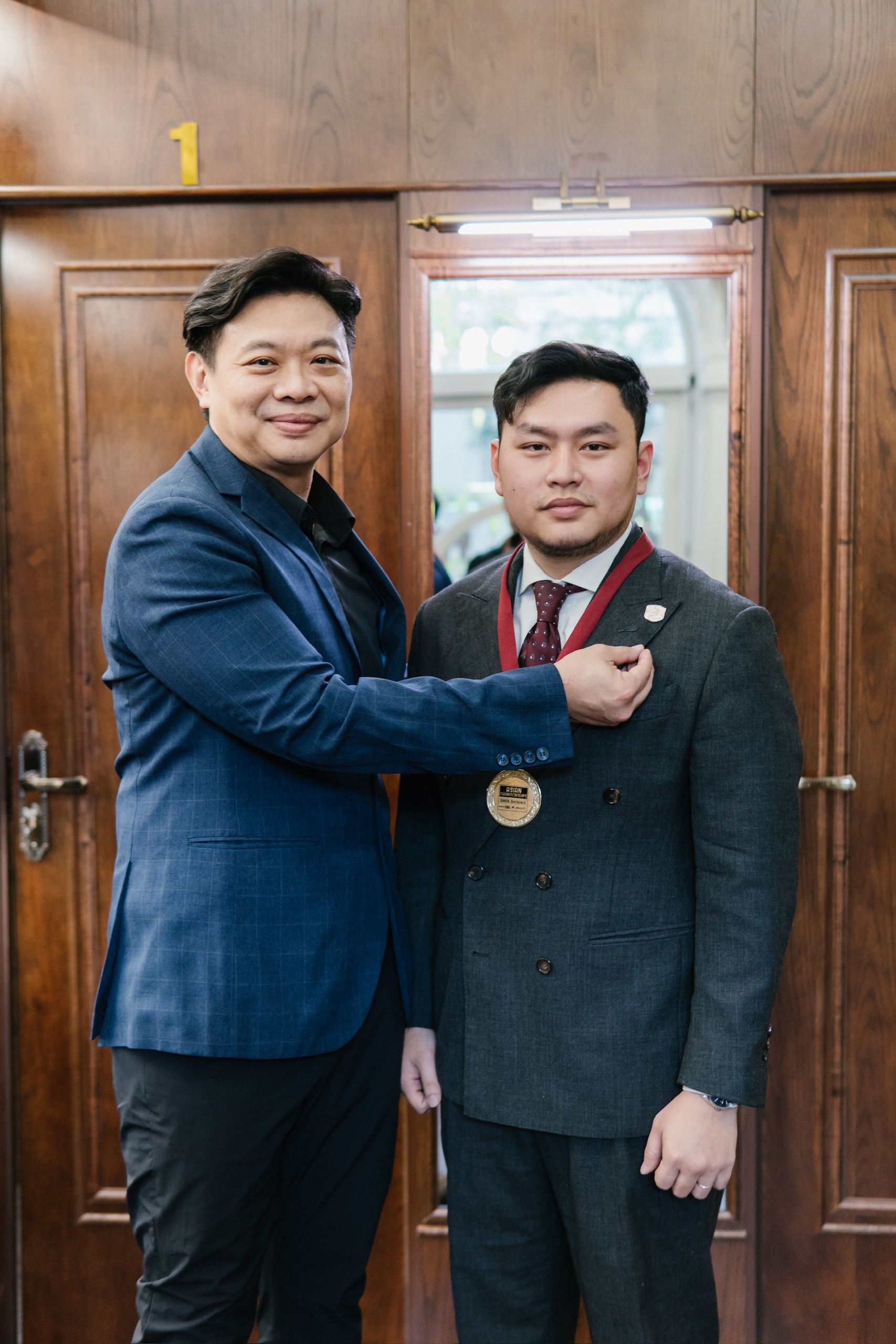 Ông Raymond Tan trao tặng huy hiệu bạc của Saphir Médaille d’Or 
