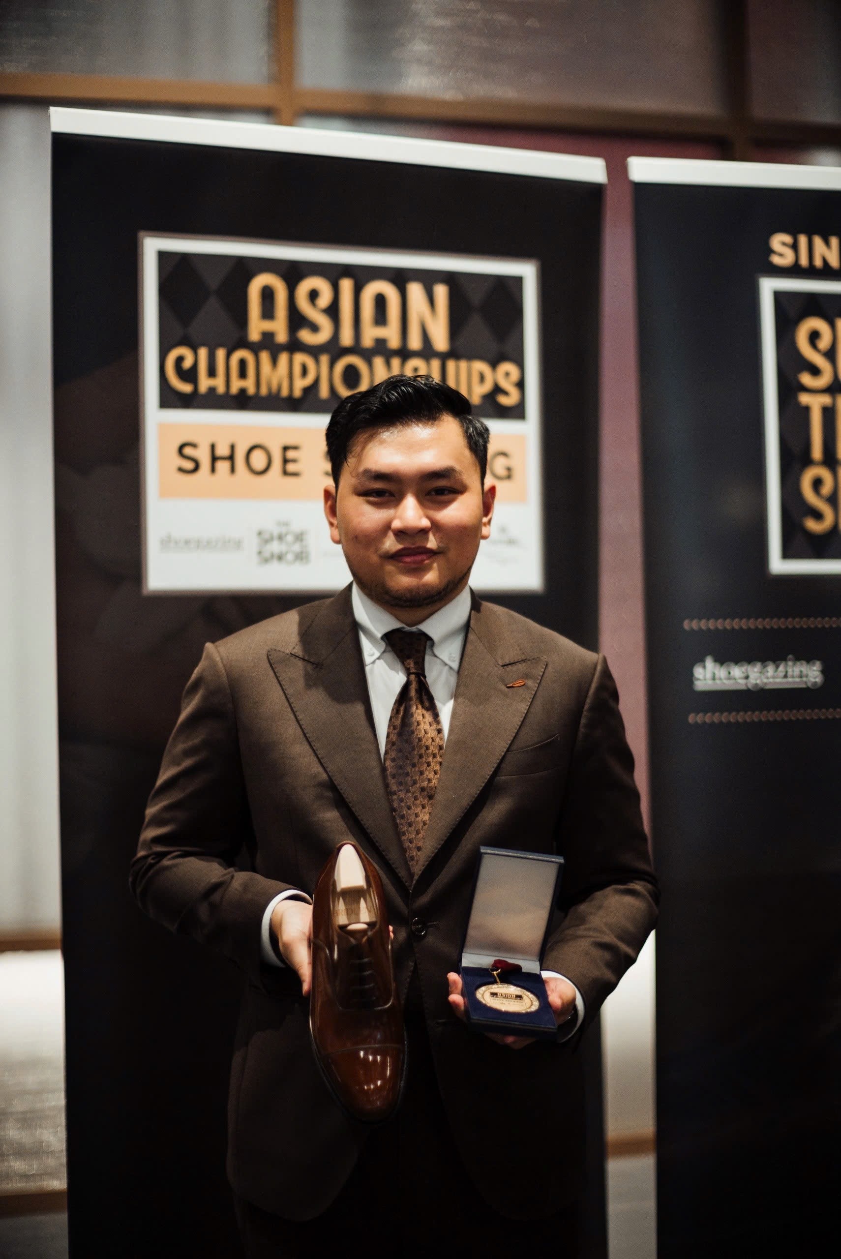 Khoảnh khắc anh Thế Tài nhận huy chương vàng tại Asia Championship of Shoe Shining 2026