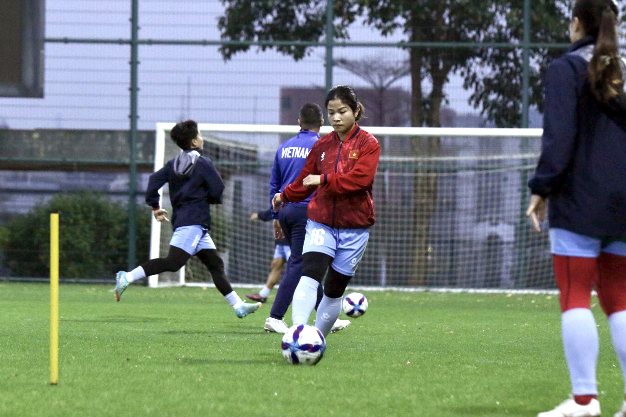Đội tuyển nữ Việt Nam tích cực chuẩn bị cho trận giao hữu lượt về với Trung Quốc