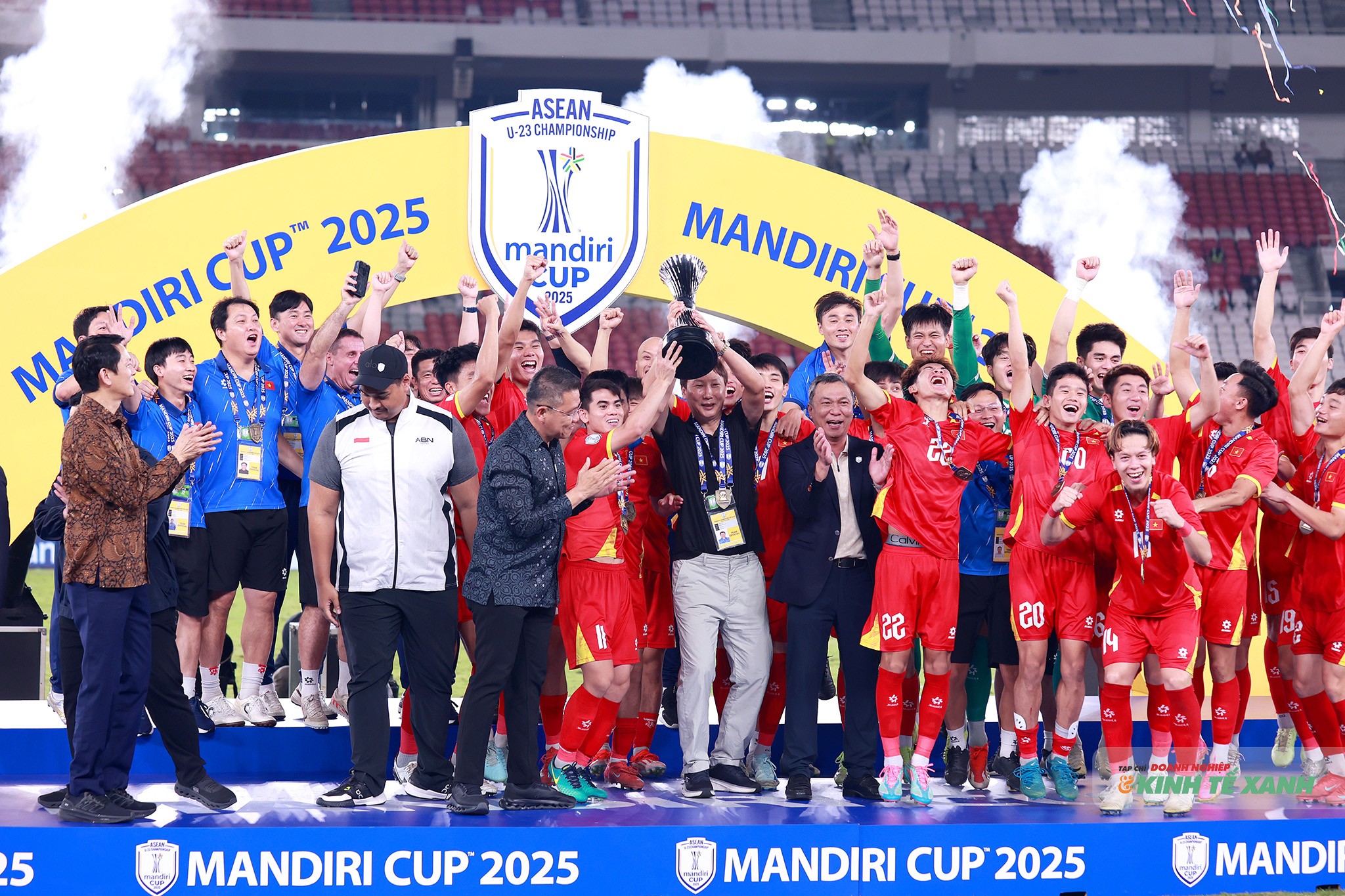 Đội tuyển U23 Việt Nam lập kỷ lục 3 lần liên tiếp vô địch Đông Nam Á, đoạt cúp vàng Mandiri Cup 2025 tại Indonesia