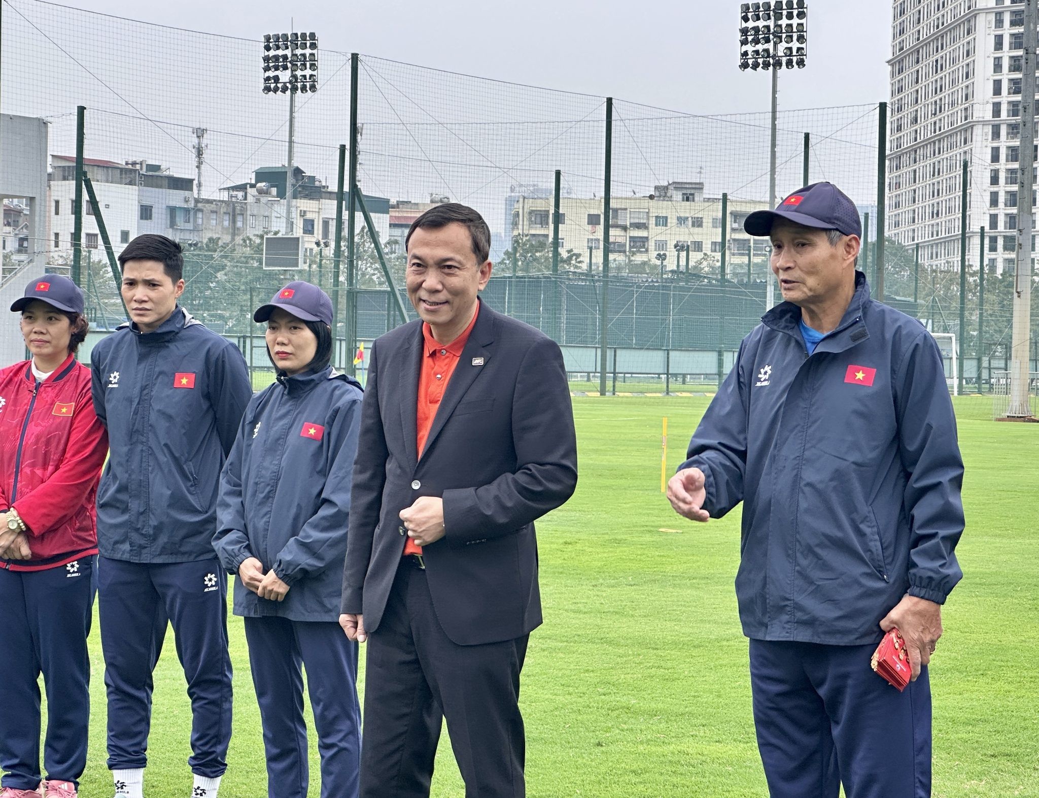 Chủ tịch VFF tới thăm và chúc Tết thầy trò HLV Mai Đức Chung