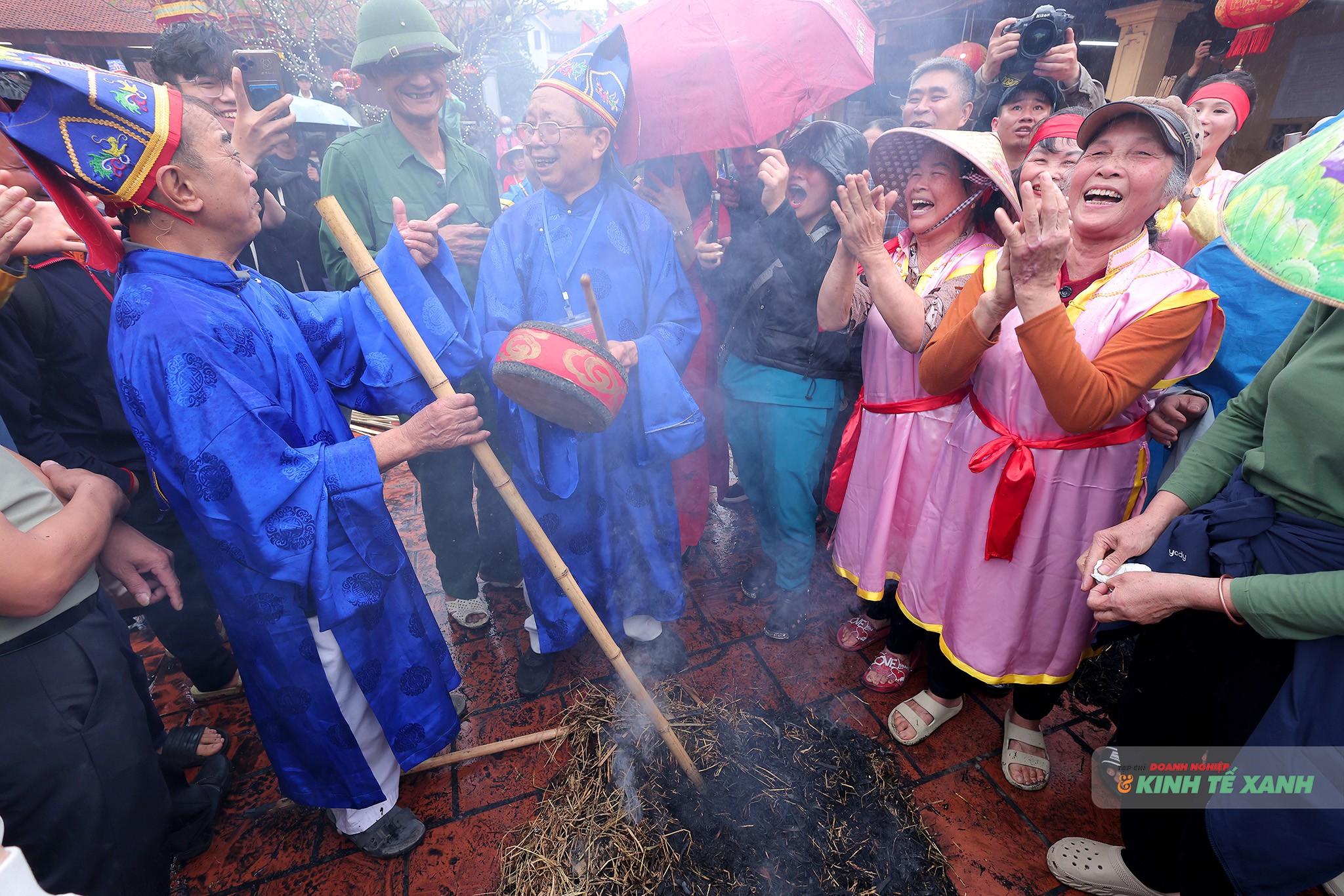 Cả người đi lừa và bị lừa đều vỡ òa những nụ cười giòn tan trong tiết xuân đầu năm mới