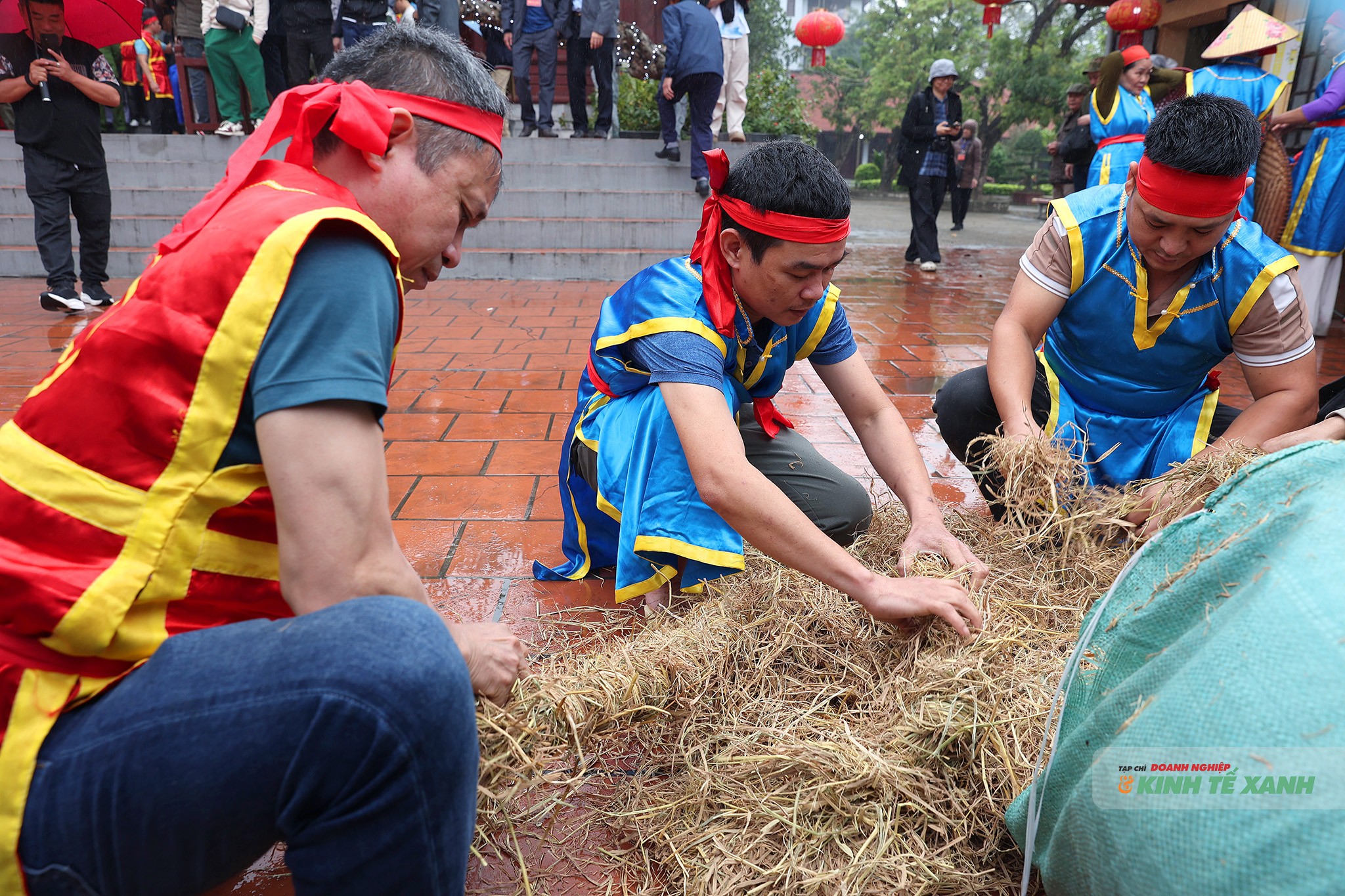 Người dự thi tranh thủ bện các vòng rơm để lót cối giã gạo cho êm, tránh gạo khi giã bị văng ra ngoài
