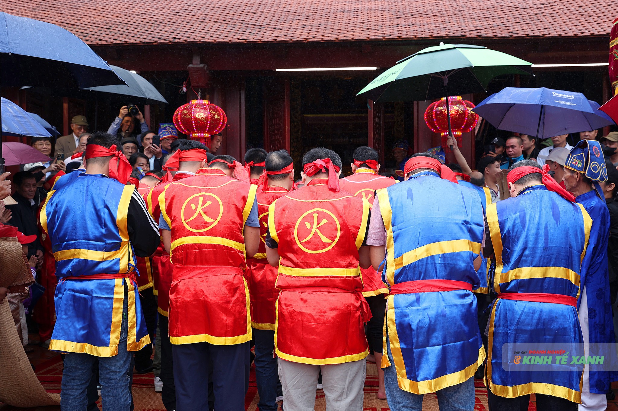 Các đội thi lễ Thành hoàng làng và sẵn sàng chờ lệnh bắt đầu