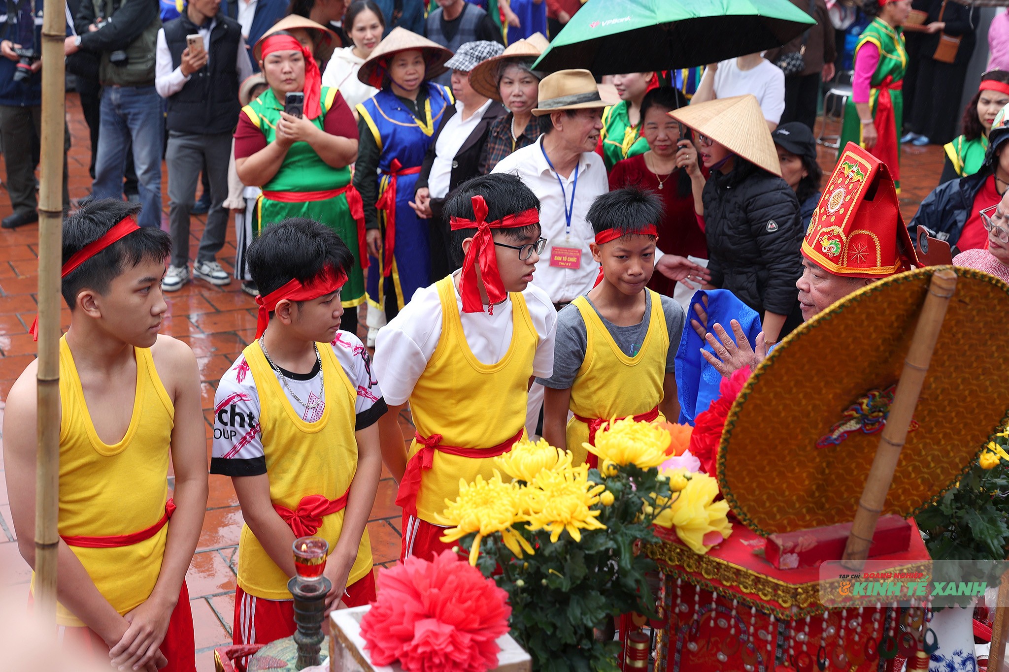 Các thiếu niên U14 được cắt cử để tham gia phần thi lấy nước từ sông