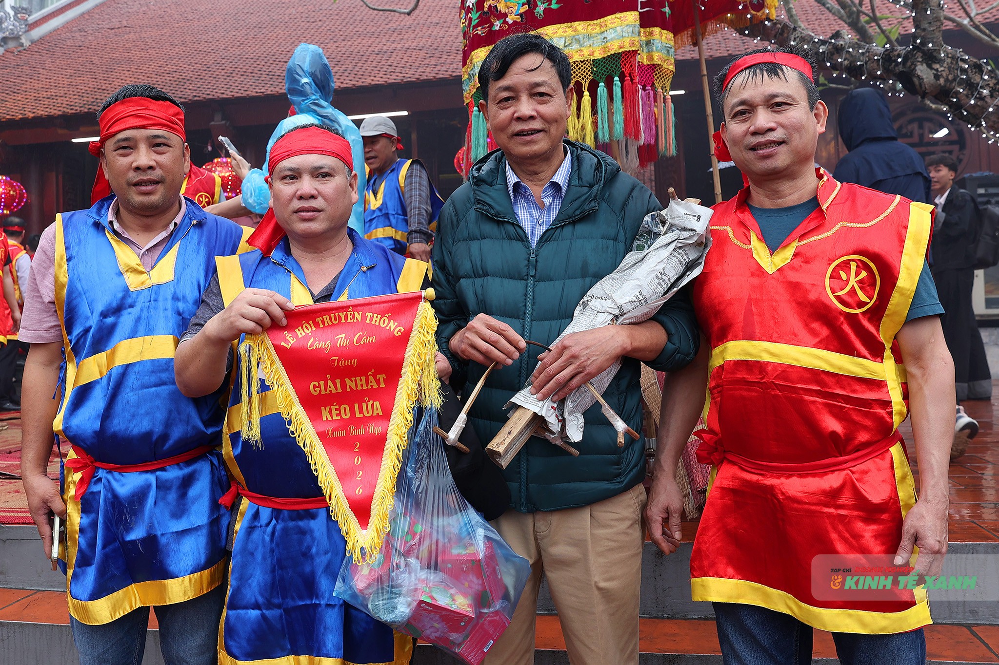 Các thành viên đội giành giải Nhất phần thi kéo giang lấy lửa Tết Bính Ngọ 2026
