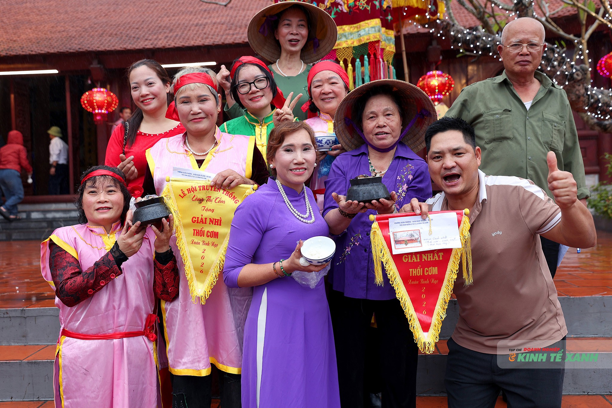 Đại diện các đội thi chụp ảnh lưu niệm với phần thưởng tại mùa lễ hội xuân Bính Ngọ 2026