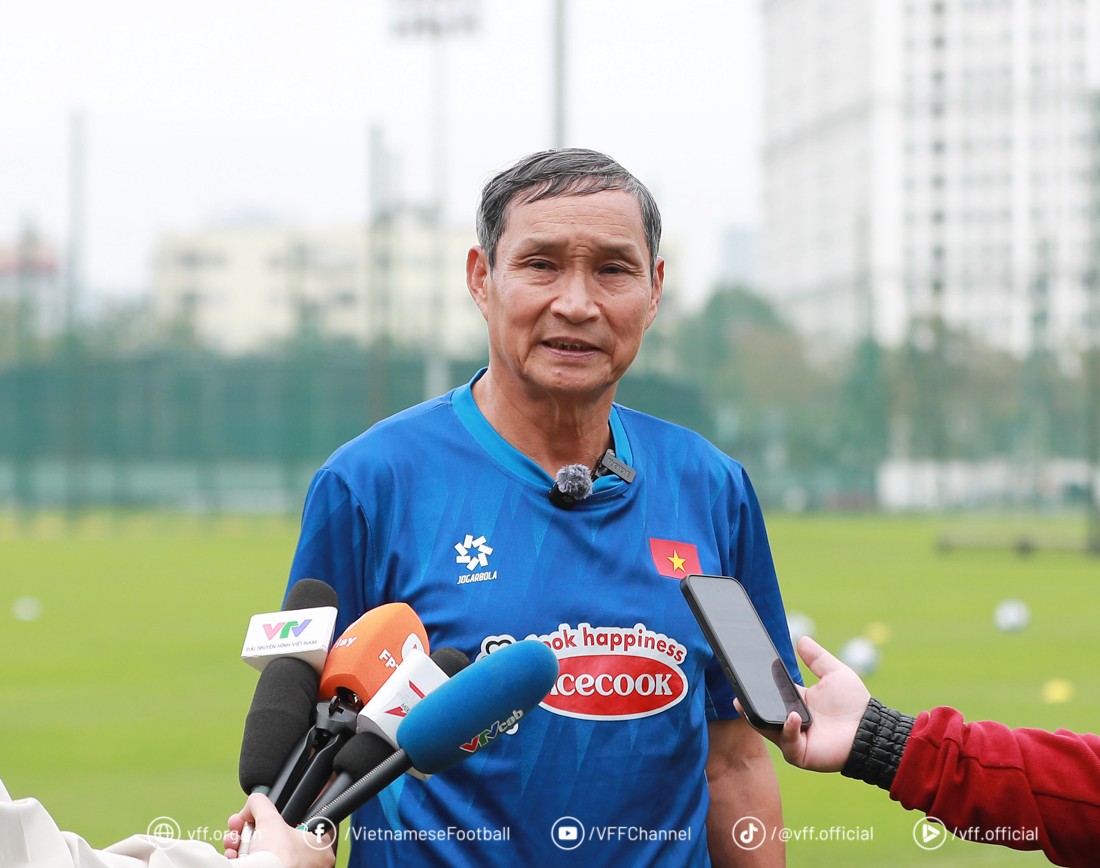 HLV trưởng đội tuyển nữ Việt Nam trả lời phỏng vấn của giới truyền thông trước ngày lên đường