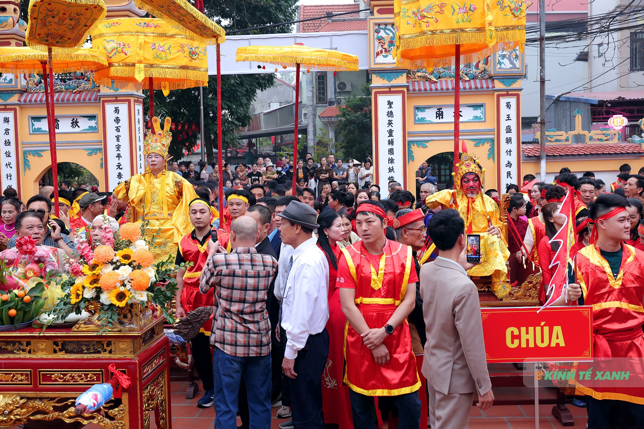 Kiệu vua, kiệu chúa tập kết ở đình làng Thụy Lôi trước giờ khai hội