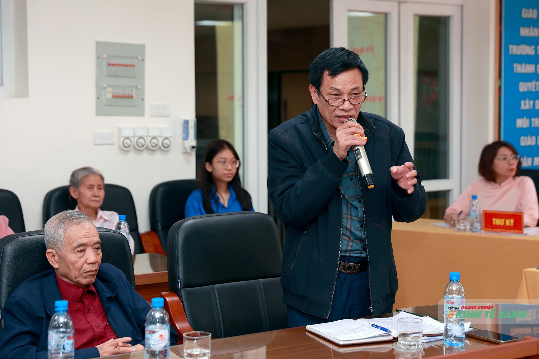 Ông Bùi Văn Khang - đại diện cử tri đơn vị bầu cử số 8 phường Giảng Võ, phát biểu tại hội nghị.