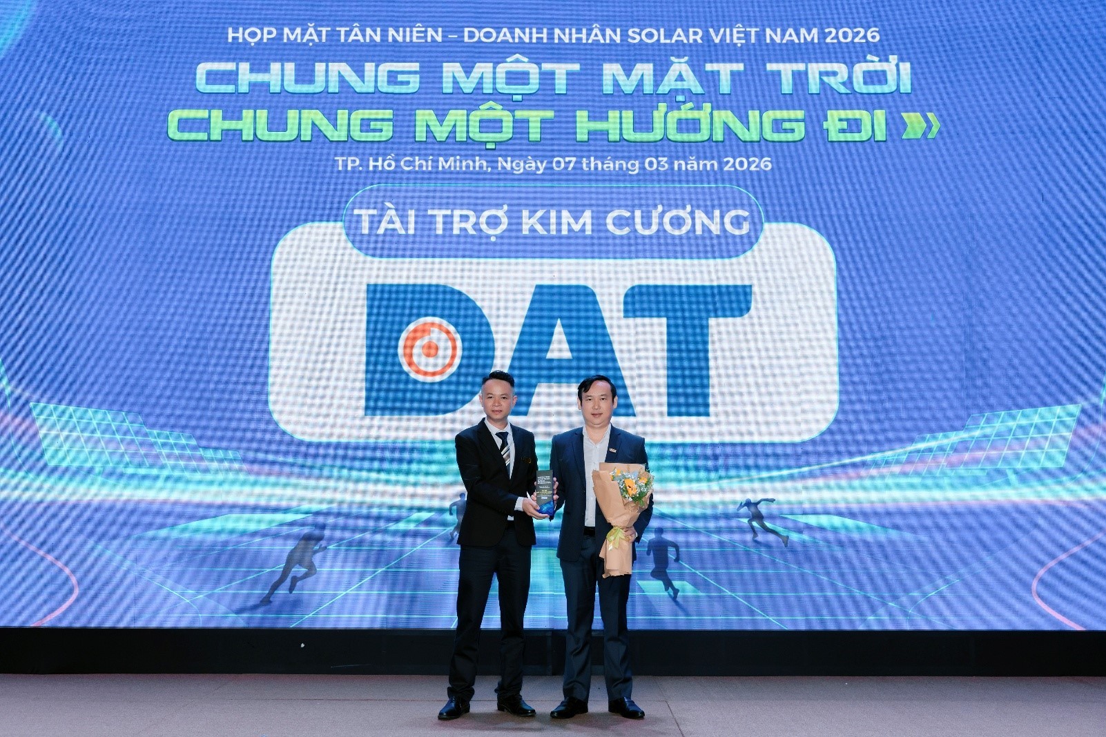 Ông Lê Quốc Anh – Phó Tổng Giám đốc DAT Group (bên phải) đại diện DAT Group nhận kỷ niệm chương Tài trợ Kim Cương