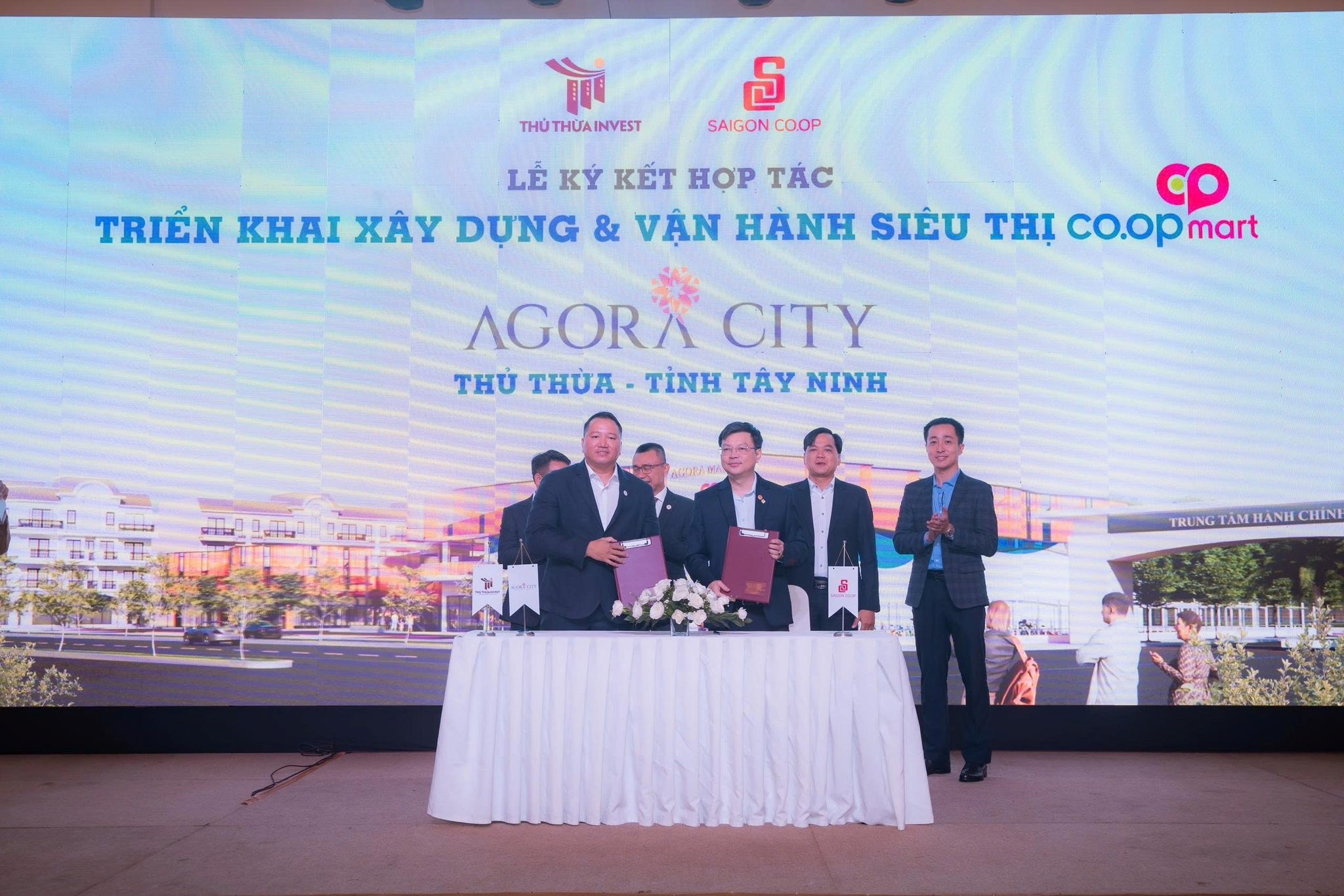 Lễ ký kết hợp tác chiến lược giữa Thủ Thừa Invest và Saigon Co.op vào ngày 20/7, đánh dấu bước ngoặt quan trọng trong việc hoàn thiện hệ sinh thái tiện ích tại đại đô thị Agora City.