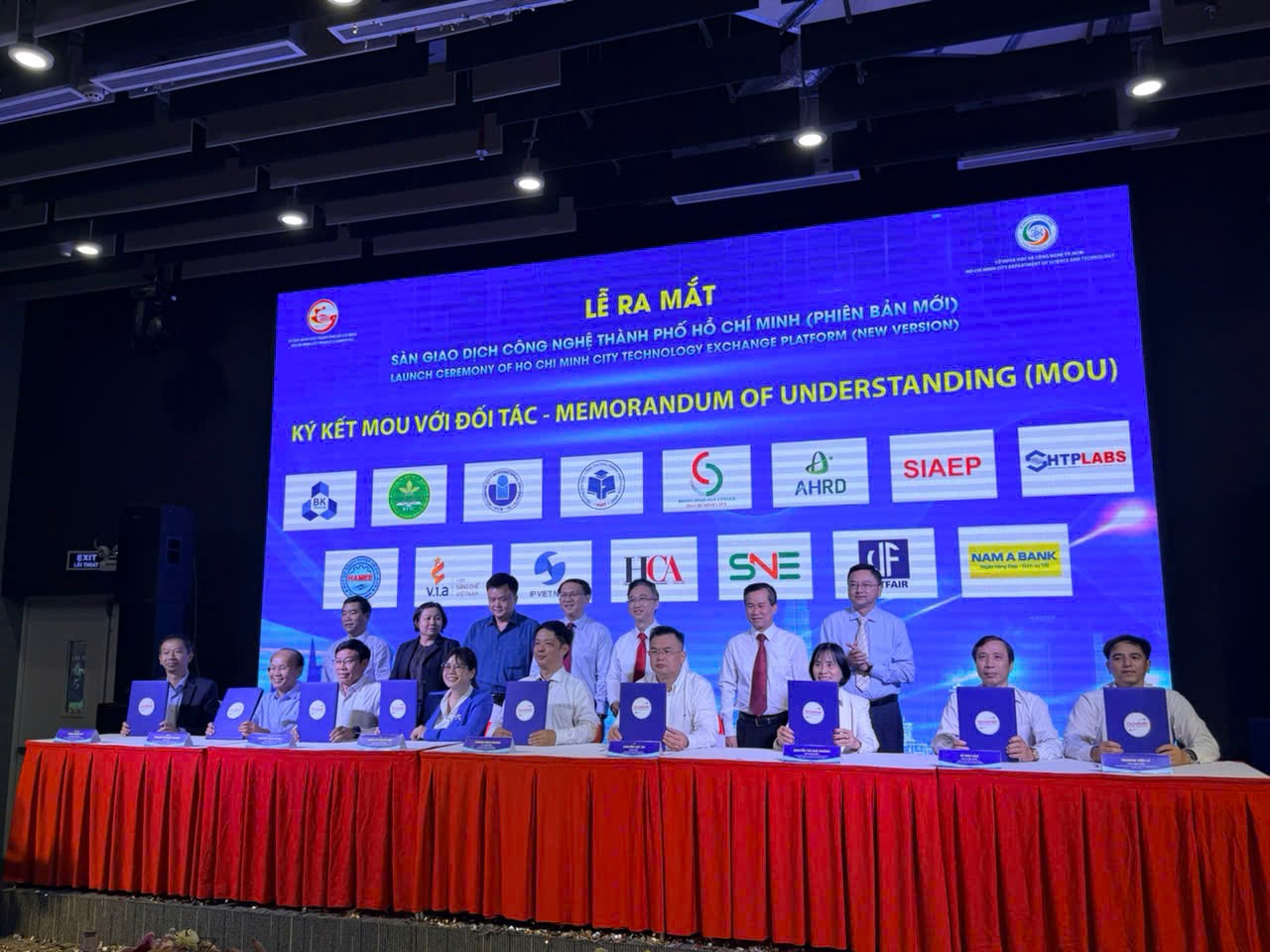 12 hợp đồng chuyển giao công nghệ giữa doanh nghiệp và các tổ chức nghiên cứu được ký kết tại buổi lễ.