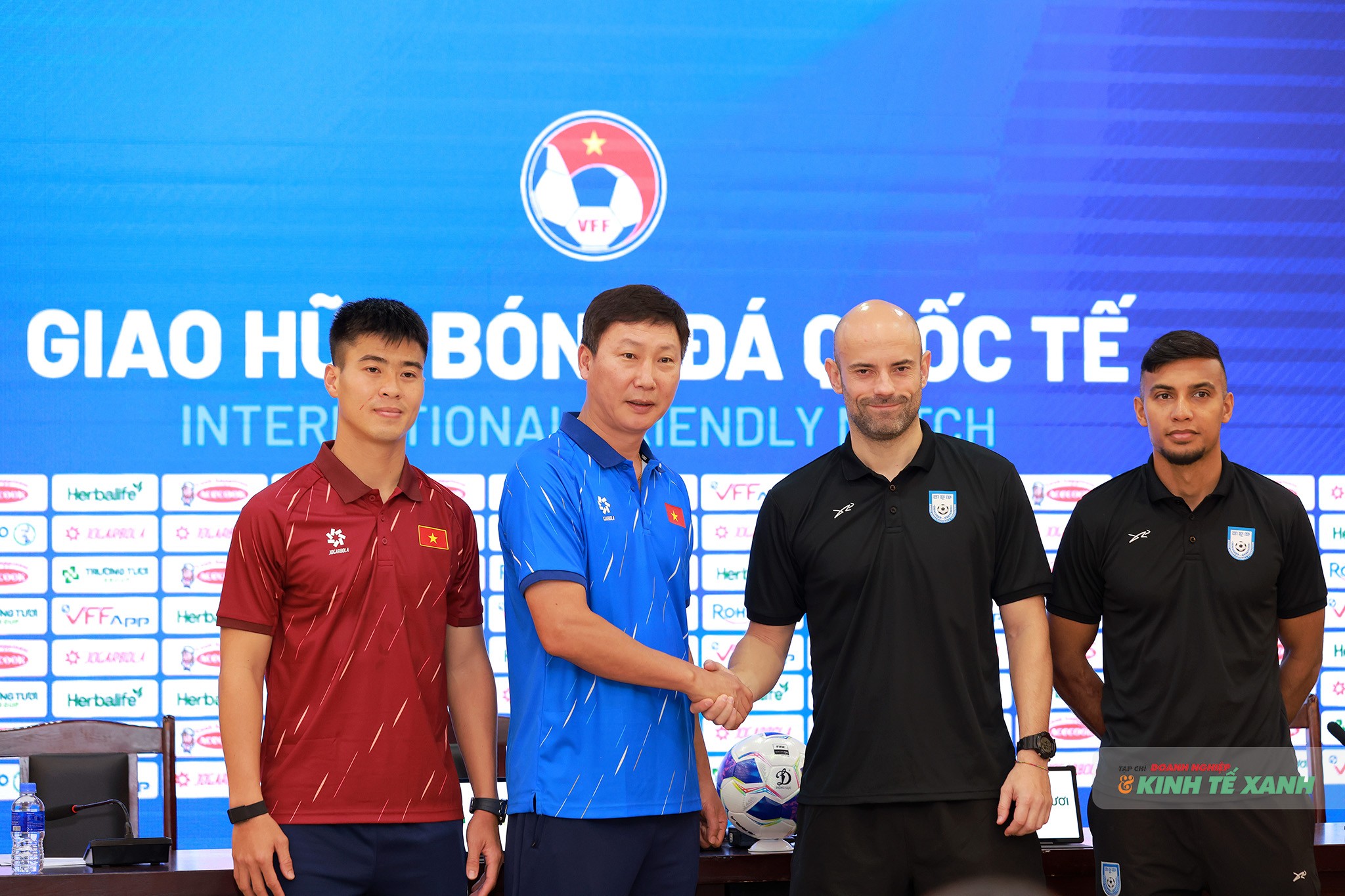 HLV trưởng đội tuyển Việt Nam và đội tuyển Bangladesh chụp ảnh lưu niệm tại buổi họp báo