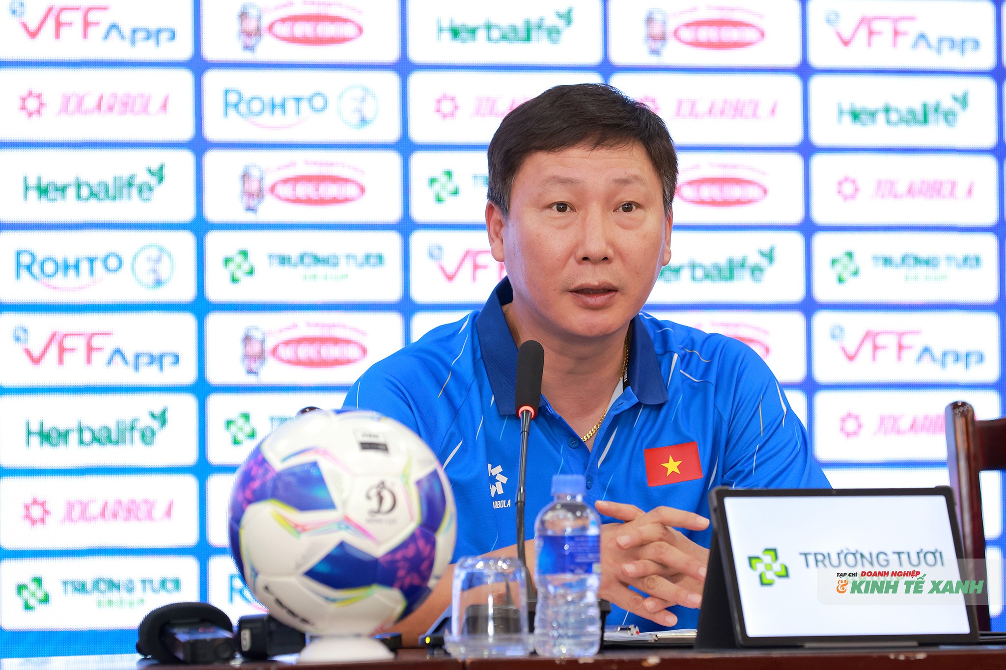 HLV trưởng đội tuyển Việt Nam Kim Sang Sik trả lời các câu hỏi của giới truyền thông