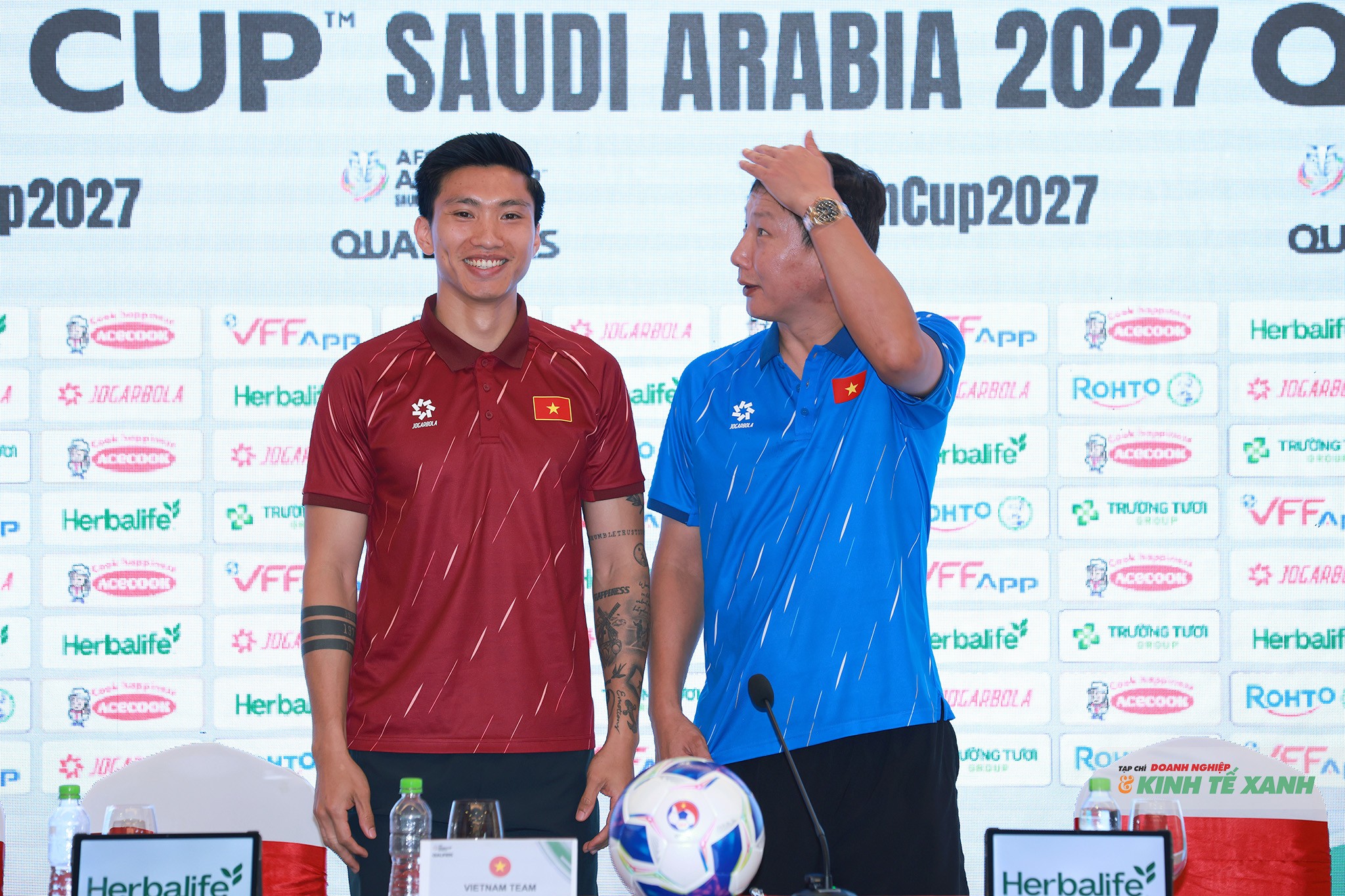 HLV Kim Sang Sik trêu đùa khi đọ chiều cao với Văn Hậu.