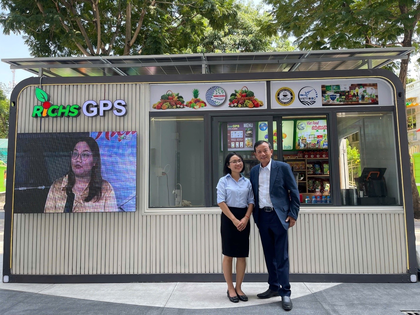 Ông Trần Quốc Việt – Tổng Giám đốc Công ty Cổ phần Richs cùng bà Đặng Thị Luận – Quyền Giám đốc Trung tâm Khởi nghiệp Sáng tạo TP.HCM (SIHUB), tại khu vực trưng bày Hệ sinh thái GPS – Green Public Service.