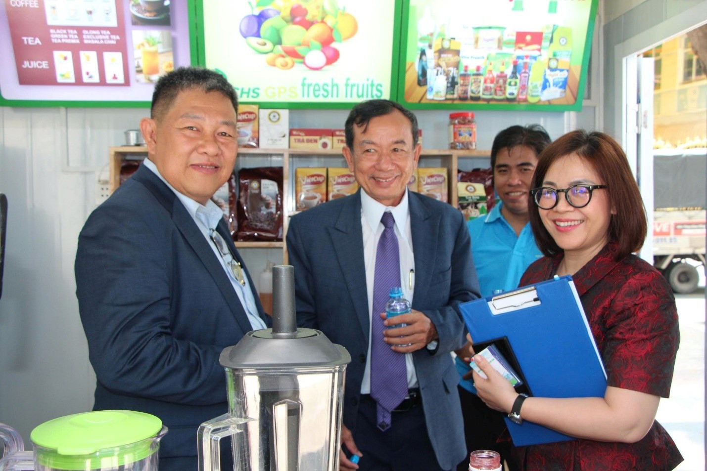 Từ trái sang: Ông Nguyễn Huỳnh Đạt – CEO Công ty Cổ phần Richs; Ông Trần Quốc Việt – Tổng Giám đốc; Bà Lê Thị Bé Ba – Phó Giám đốc SIHUB, cùng tham quan và trải nghiệm mô hình trong khuôn khổ Lễ ra mắt Hệ sinh thái GPS.