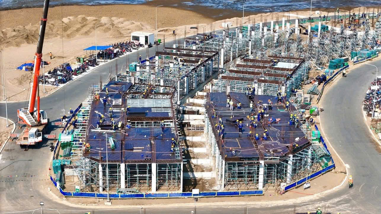 Công trường thi công tại siêu dự án lấn biển Cần Giờ, TP Hồ Chí Minh. 