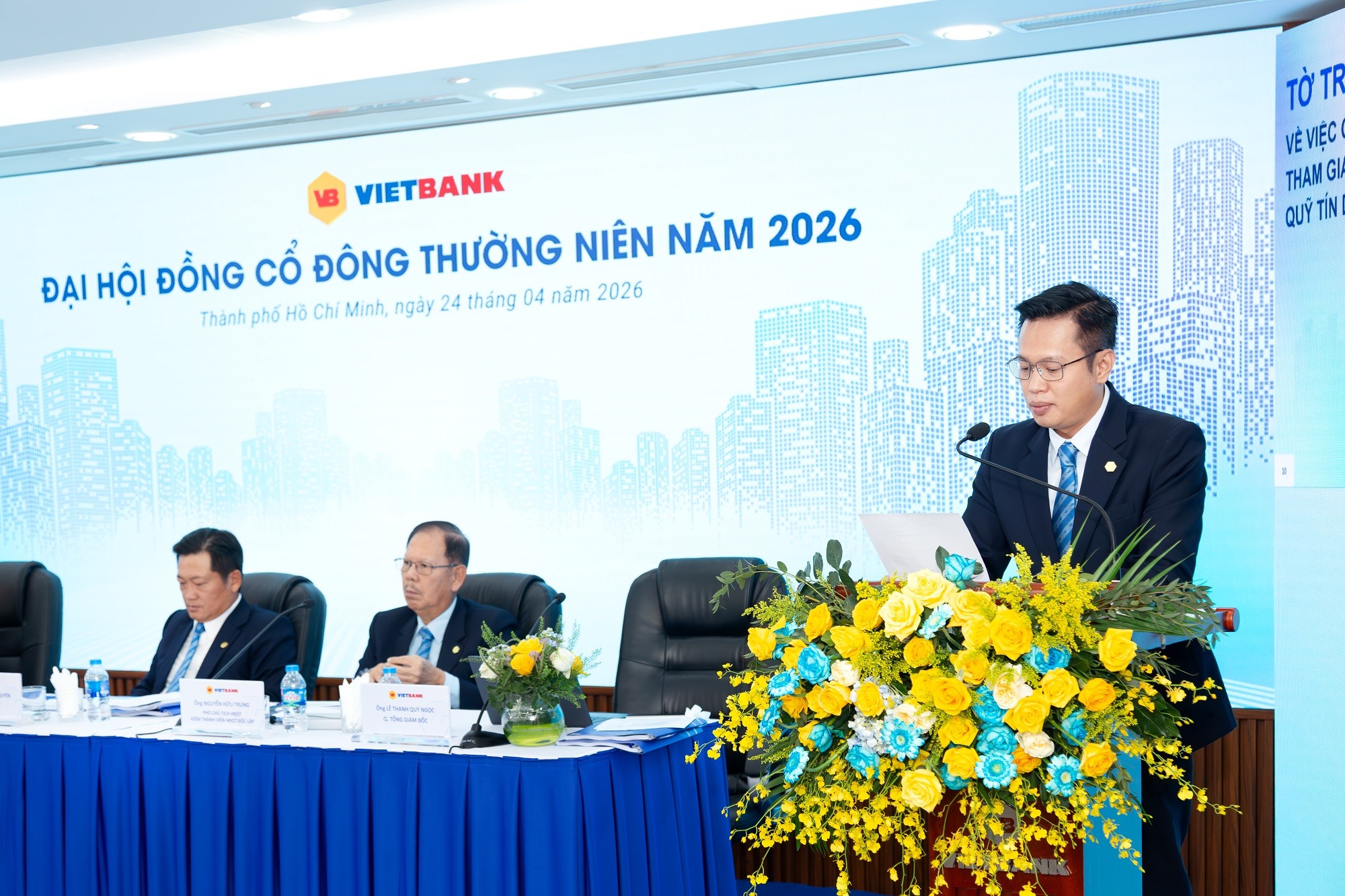 Ông Lê Thanh Quý Ngọc – Quyền Tổng Giám đốc Vietbank trình bày báo cáo kết quả hoạt động Kinh doanh năm 2025, định hướng kế hoạch kinh doanh năm 2026
