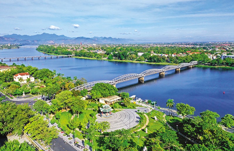tha-thien-hu-ang-ra-sc-ng-long-quyt-tam-a-tnh-len-tp-trc-thuc-trung-ng-vao-2030-1779119661.jpg