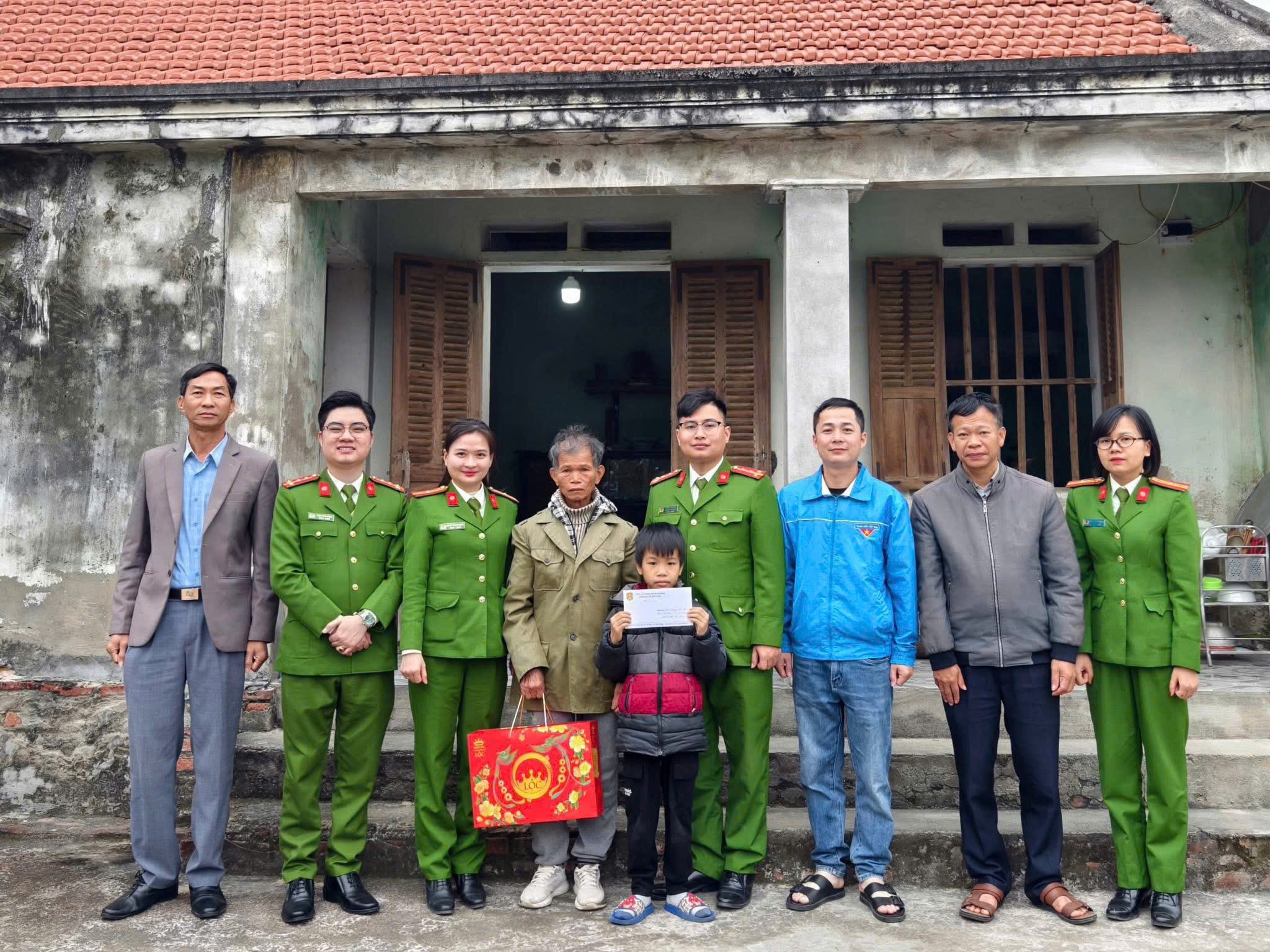 cong-an-xa-yet-kieu-tham-tang-qua-cac-truong-hop-kho-khan-tren-dia-ban-1779854474.jpg