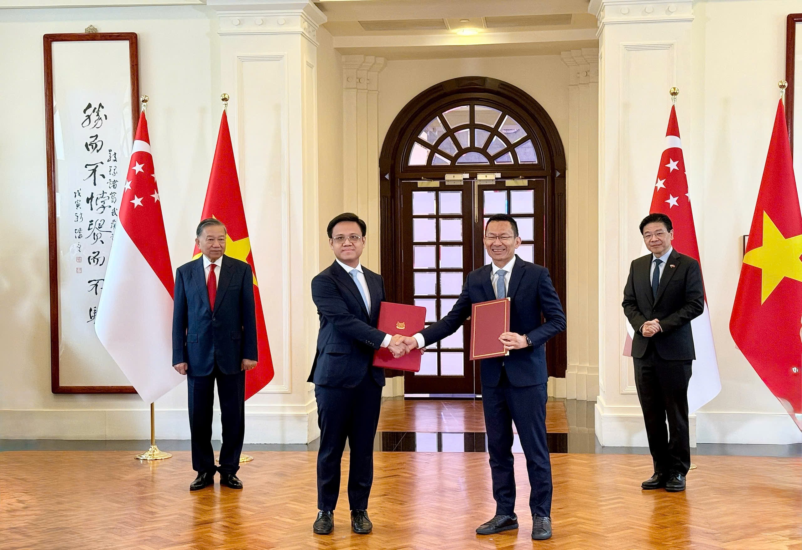 Ông Nguyễn Thế Duy, Đại biểu Quốc hội khóa XVI, Phó Chủ tịch HĐQT, kiêm Phó Tổng Giám đốc Tập đoàn Becamex và Lãnh đạo Trung tâm Tái sản xuất và Công nghệ tiên tiến (ARTC) thuộc Cơ quan Khoa học, Công nghệ và Nghiên cứu Singapore (A*STAR) ký kết biên bản ghi nhớ (MOU) thành lập Trung tâm Nghiên cứu Sản xuất tiên tiến Việt Nam (VAMRC) trong hệ sinh thái Khu công nghiệp Việt Nam - Singapore (VSIP).