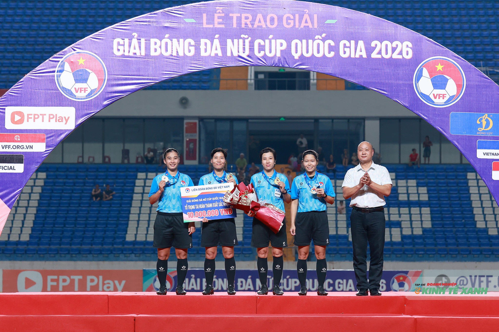 Ông Hoàng Anh Tuấn - Ủy viên Ban trọng tài VFF trao giải Tổ trọng tài hoàn thành xuất sắc nhiệm vụ.