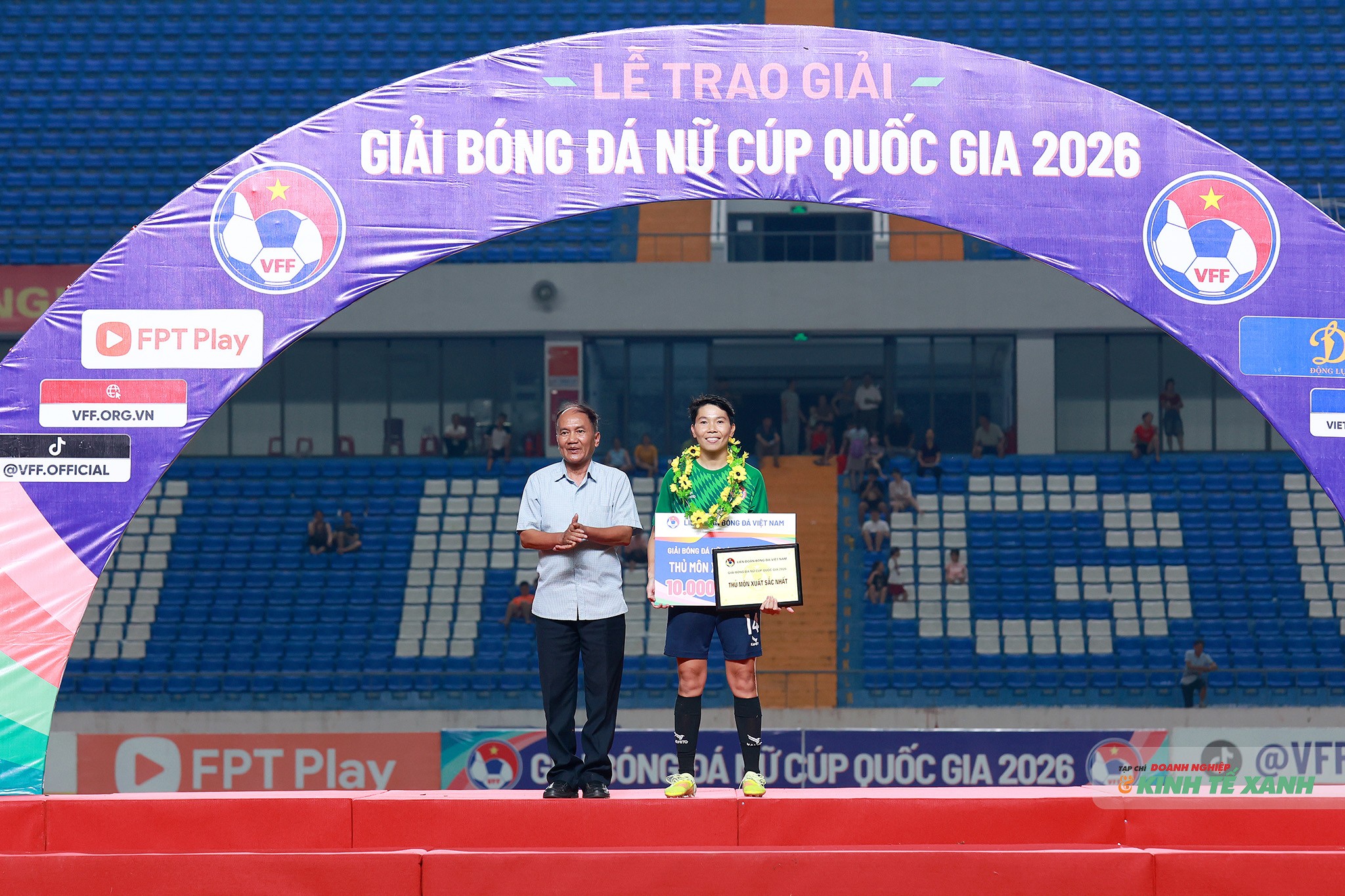 Ông Lưu Công Sơn - Chủ tịch LĐBĐ Thái Nguyên trao giải Thủ môn xuất sắc nhất giải: Trần Thị Kim Thanh, CLB nữ TP. Hồ Chí Minh