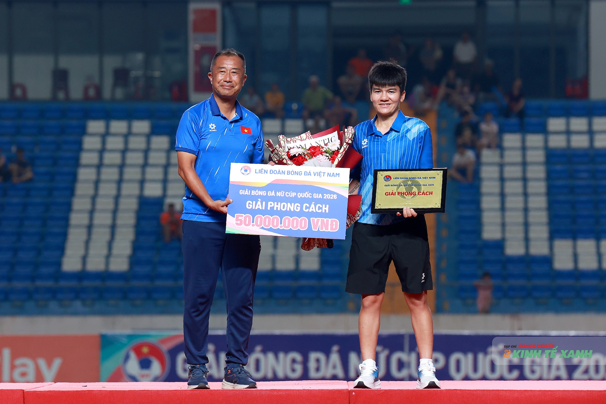 Ông Okiyama Masahiko - HLV trưởng các đội tuyển bóng đá nữ trẻ, trao Giải phong cách: CLB nữ Thái Nguyên T&T