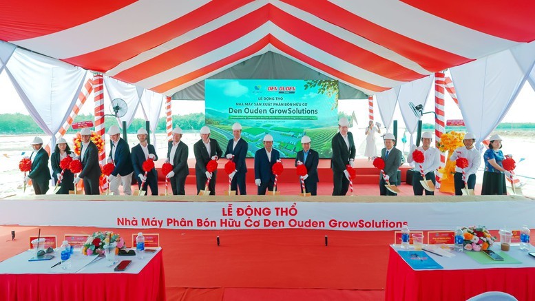 Đại biểu thực hiện nghi lễ động thổ dự án nhà máy phân bón hữu cơ Den Ouden GrowSolutions tại xã Tân Hội, tỉnh Tây Ninh.
