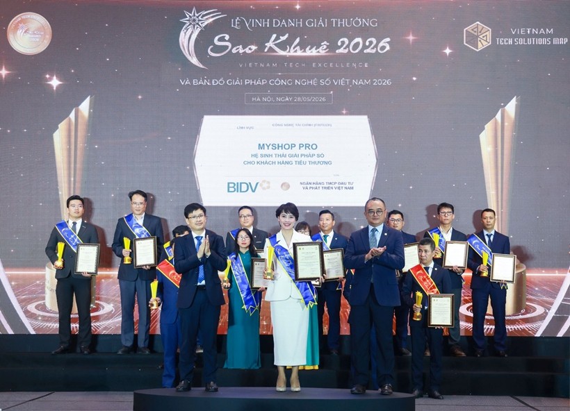 Đại diện Ban Sản phẩm bán lẻ BIDV nhận giải thưởng Sao Khuê 2026 với sản phẩm MyShop Pro