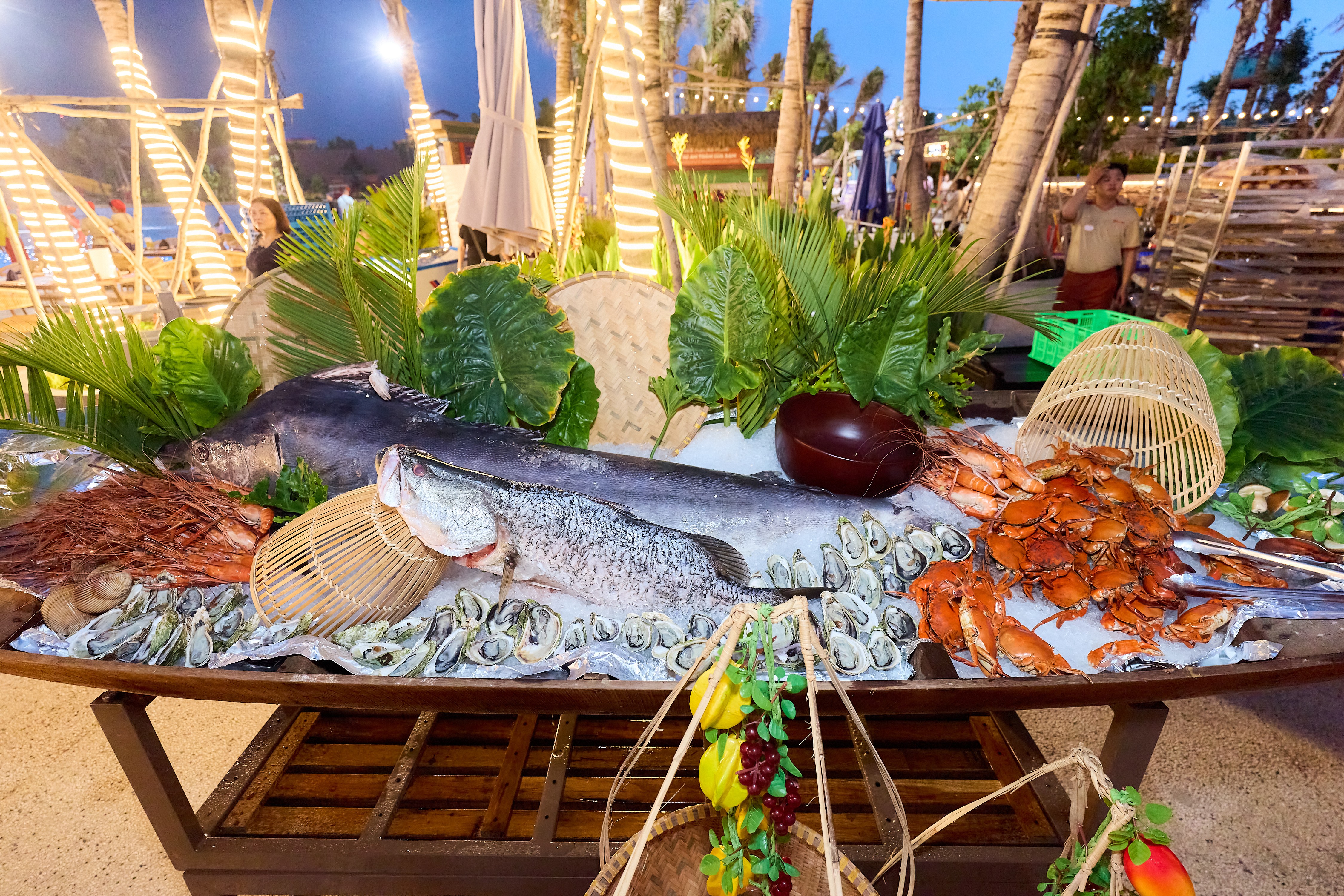 Buffet tối với nhiều món ăn hấp dẫn