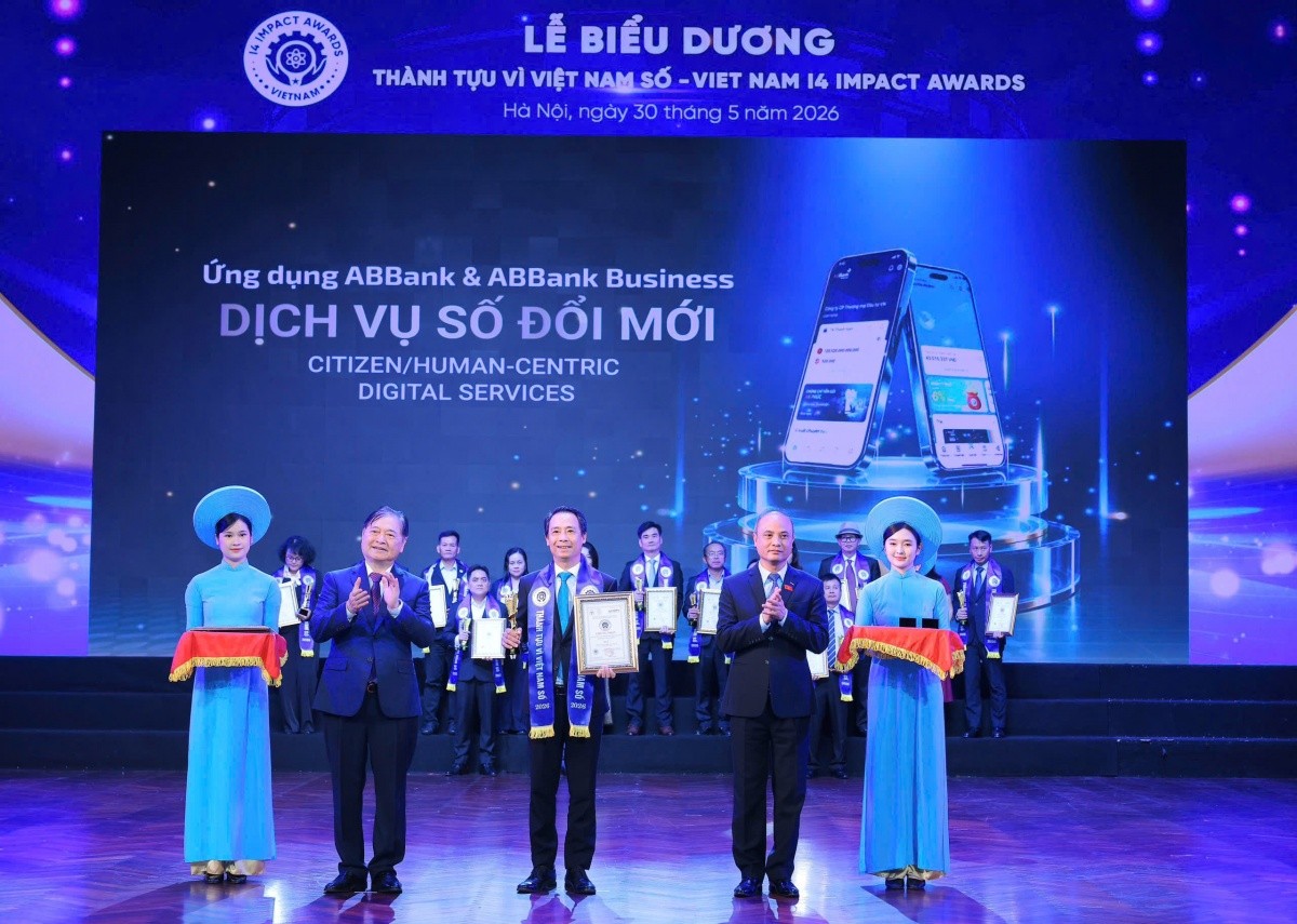 Đại diện ABBank nhận giải thưởng “Dịch vụ số xuất sắc” tại Viet Nam I4 Impact Awards 2026.