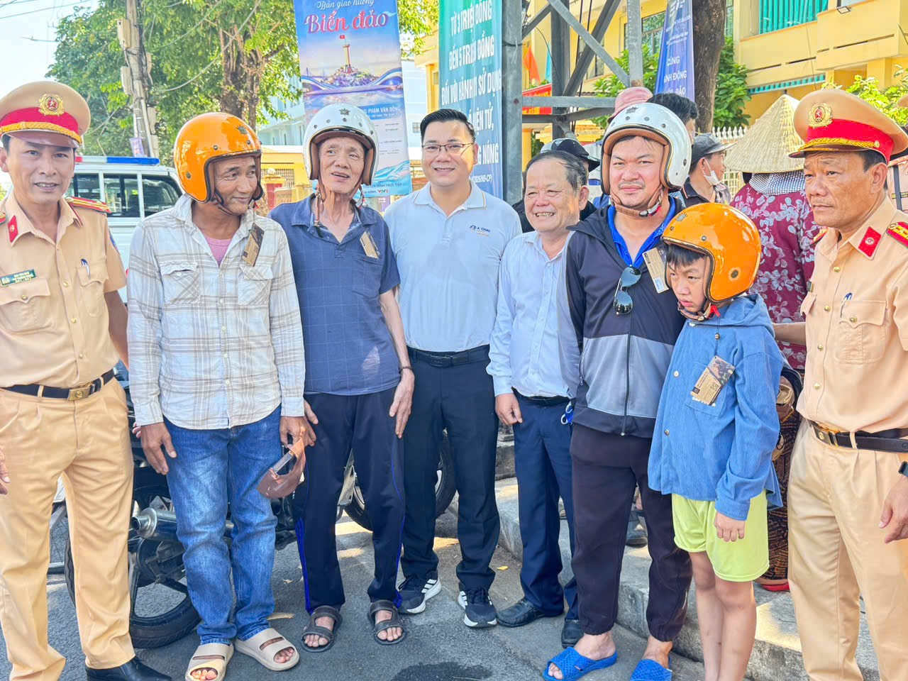 1-cong-an-giao-thong-tinh-quang-ngai-trao-mu-bao-hiem-dat-chuan-cho-nguoi-dan-1780547817.jpg