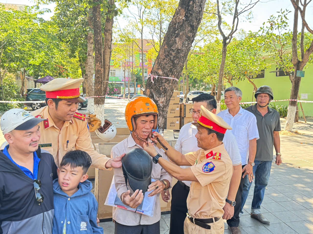 2-dai-ta-vu-thanh-giang-truong-phong-csgt-tan-tay-doi-mu-cho-nguoi-tham-gia-giao-thong-1780547817.jpg