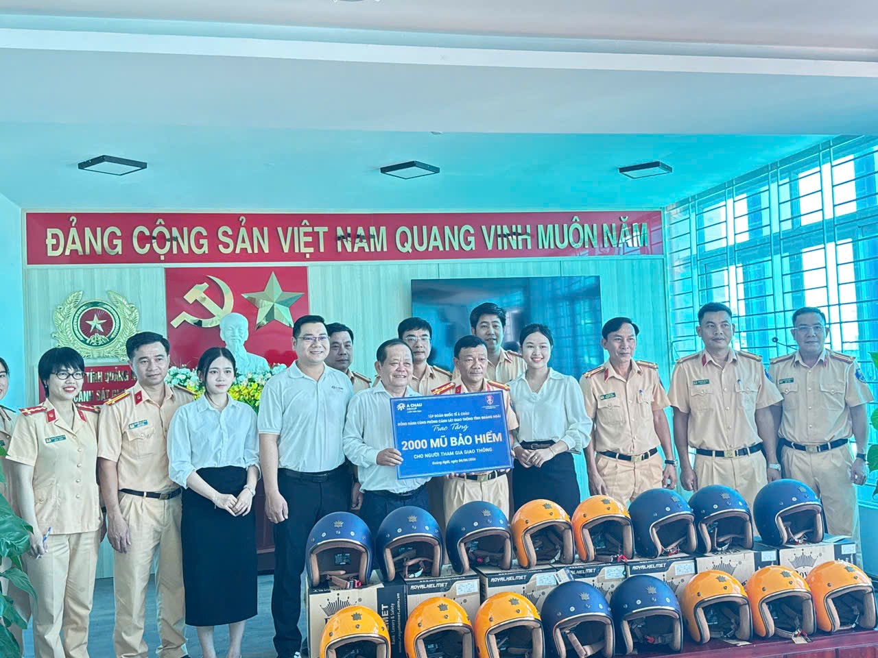 3-dai-dien-nha-tai-tro-trao-bang-tuong-trung-2000-mu-bao-hiem-dat-chuan-1780547817.jpg