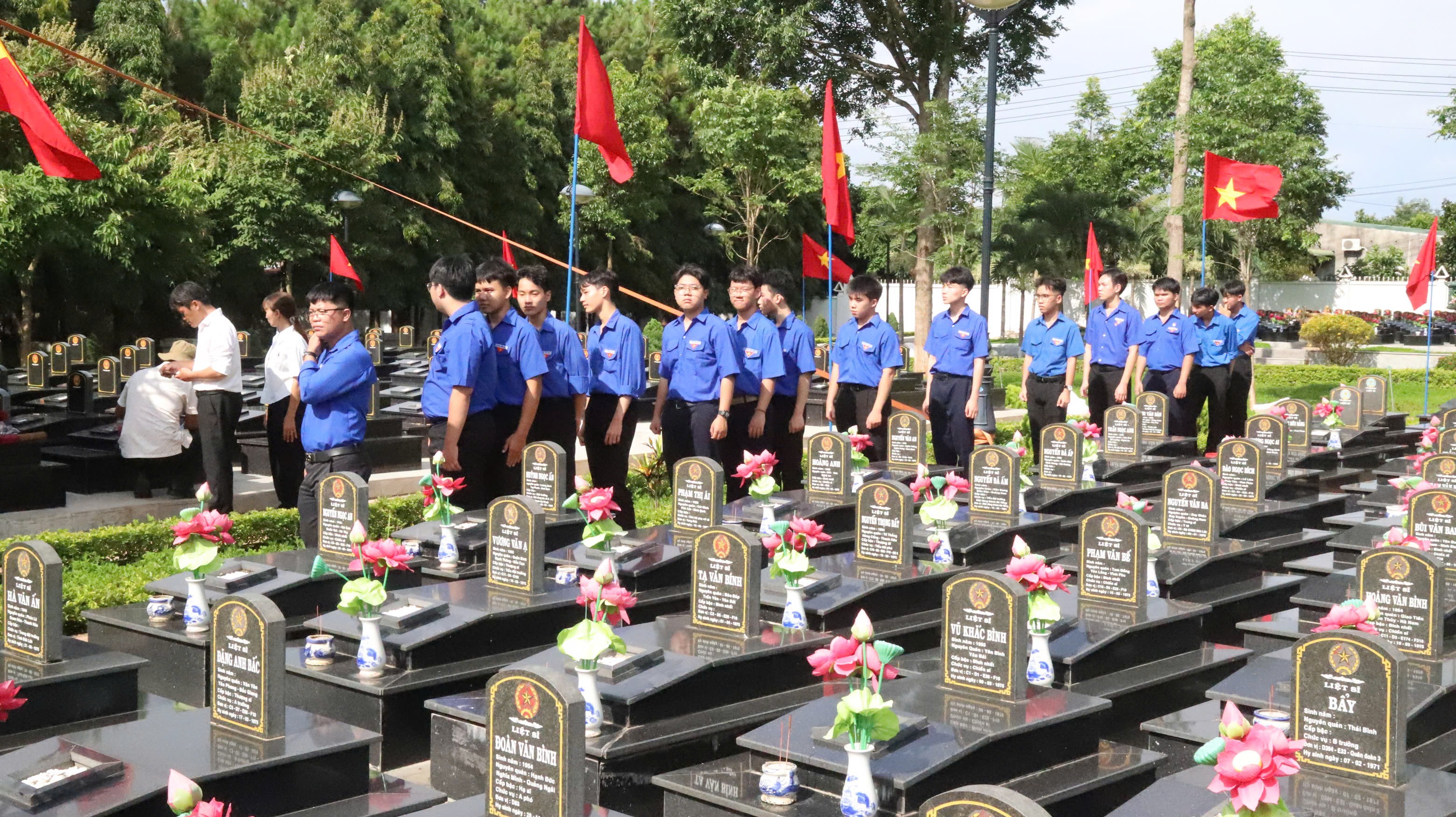 cac-anh-da-yen-nhi-tai-dat-me-1780569930.jpg