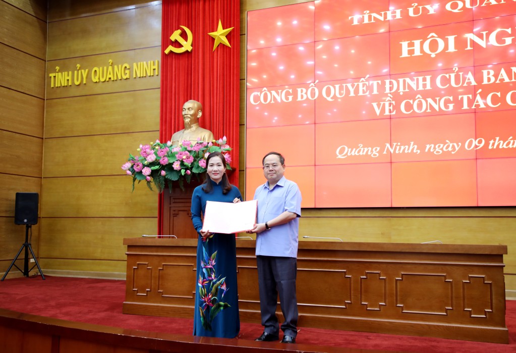 2516720-dong-chi-quan-minh-cuong-uy-vien-trung-uong-dang-bi-thu-tinh-uy-truong-doan-dbqh-tinh-da-trao-quyet-dinh-dieu-do-1780989162.jpg