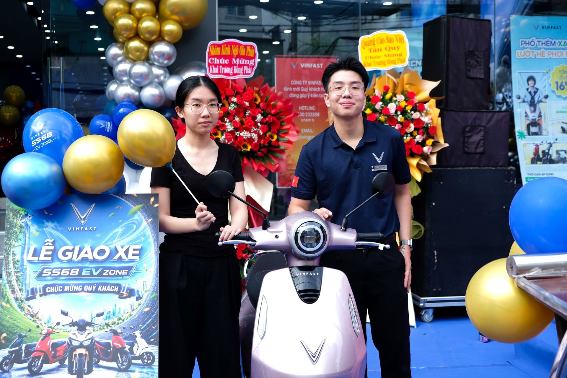 Chị Doanh Doanh nhận xe Evo Grand Lite tại showroom SS68 EV ZONE trong ngày khai trương.