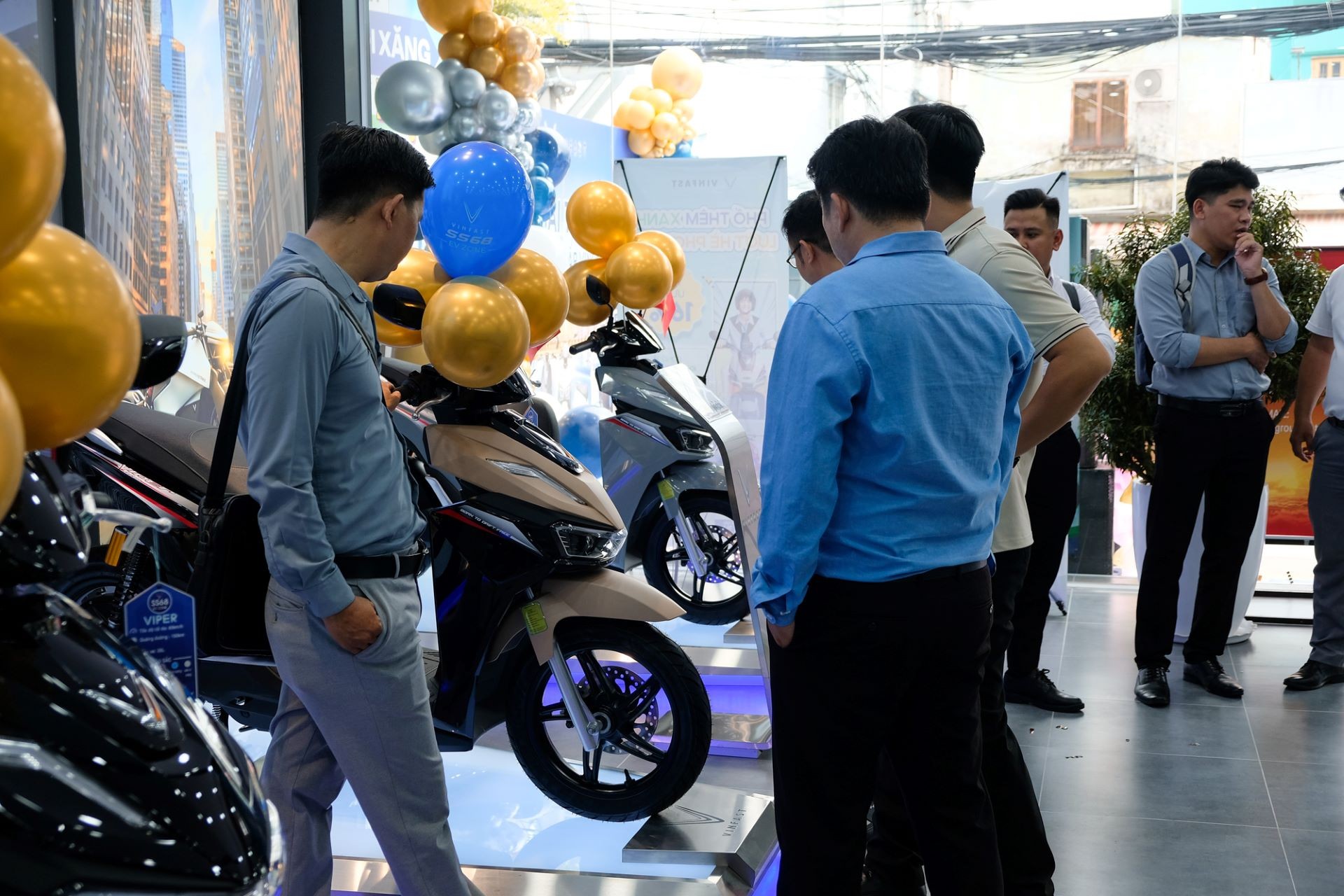 Khách hàng tìm hiểu về các dòng xe máy điện VinFast tại showroom EV-Zone