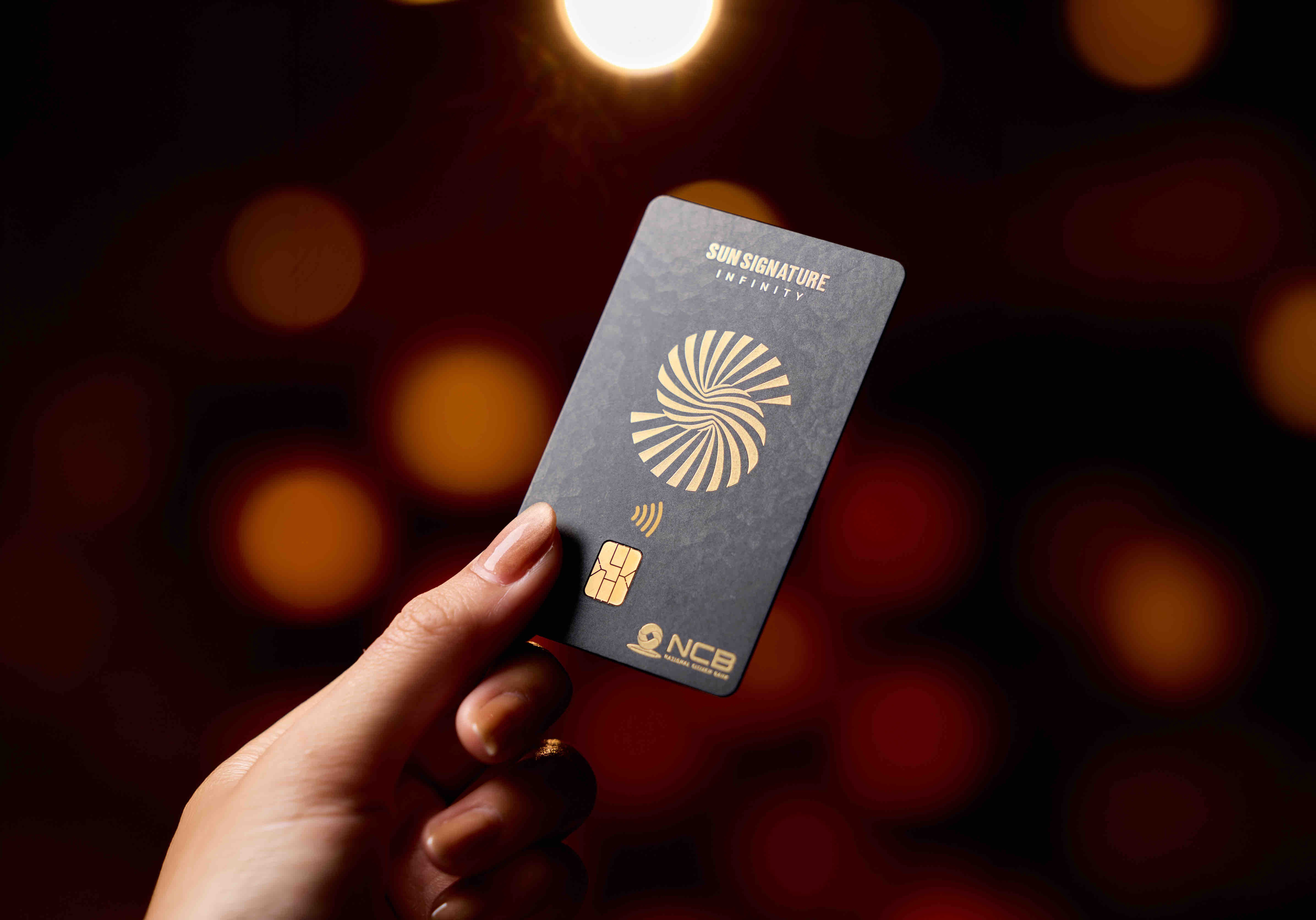 Cận cảnh chiếc thẻ “quyền năng” NCB Visa Sun Signature