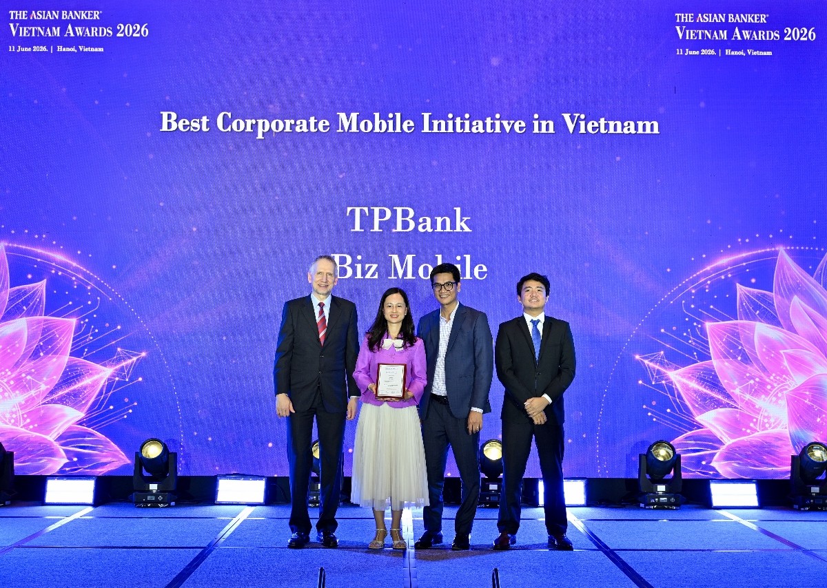 Đại diện lãnh đạo TPBank, nhận giải thưởng: Ứng dụng Ngân hàng số trên thiết bị di động dành cho khách hàng doanh nghiệp xuất sắc nhất Việt Nam (Best Corporate Mobile Initiative in Vietnam). 