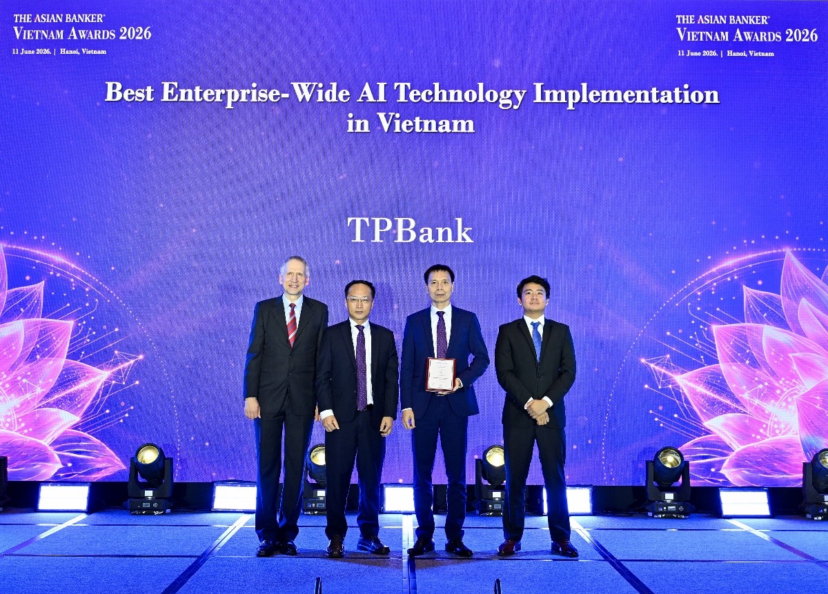 Đại diện lãnh đạo TPBank, nhận giải thưởng: Doanh nghiệp triển khai AI toàn diện nhất Việt Nam (Best Enterprise Wide AI Technology Implementation in Vietnam)